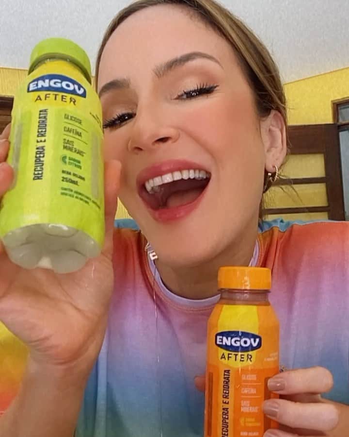 Claudia Leitteのインスタグラム：「Ontem a gente brocou na live, né galera? E pra dar um up nesse after, só um #EngovAfter bem geladinho pra ajudar a reenergizar após toda a agitação e folia. Valeu, @engov_oficial!!! 🥰🥰🥰 #AmoCarnaval  Engov After. Alimento isento de registro conforme RDC 27/2010.」