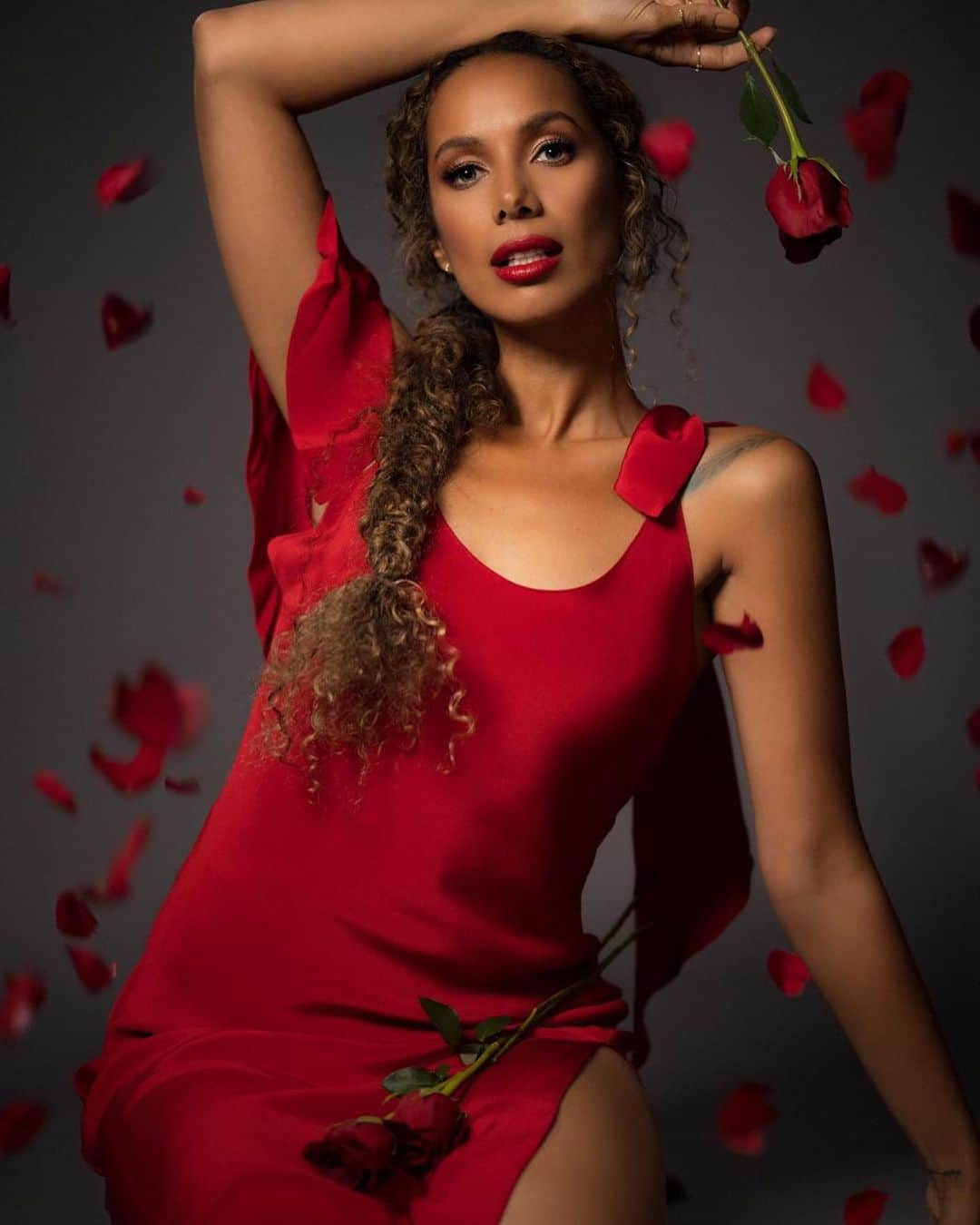 レオナ・ルイスのインスタグラム：「Here’s to all the lovers out there🌹 Happy Valentine’s Day 🌹📸 @pappas_photo Glam  @adamburrell @prestonwada ✨」