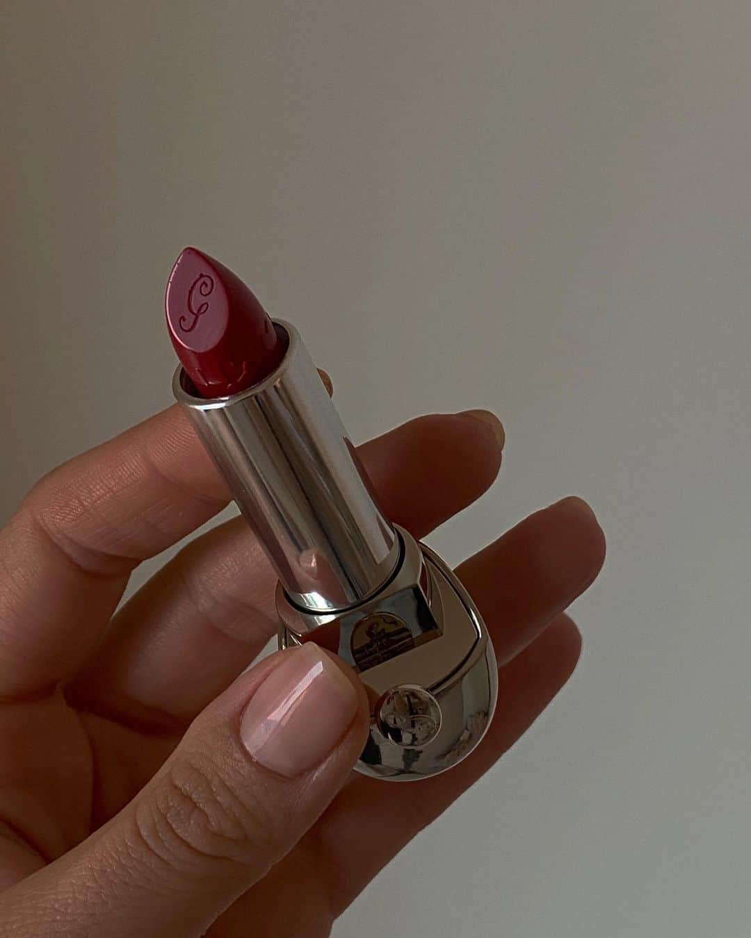 Mara Teigenのインスタグラム：「Just in time🌹 Happy Valentine’s Day Lovers ❤️💋 @guerlain」