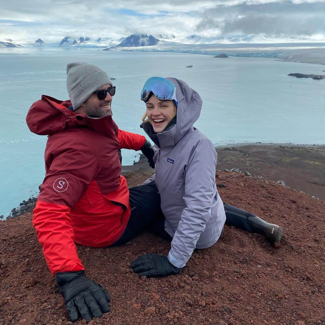 ギンタ・ラピーナさんのインスタグラム写真 - (ギンタ・ラピーナInstagram)「On this day ❤️ i can’t believe this was my Valentine’s Day last year.   We were in Antarctica and Bryant organized a romantic surprise picnic in a Volcano with champagne and chocolates. I wish i had breakfast that morning, because i didn’t expect it haha. i got so buzzed from 2 glasses of champs 🥂🤪  Then he carried me all the way on top to get these beautiful shots and see the beautiful view from above. This was the most special day baby!  I love you and happy Valentine’s Day with some more champs today! 🥂♥️」2月15日 1時40分 - gintalapina