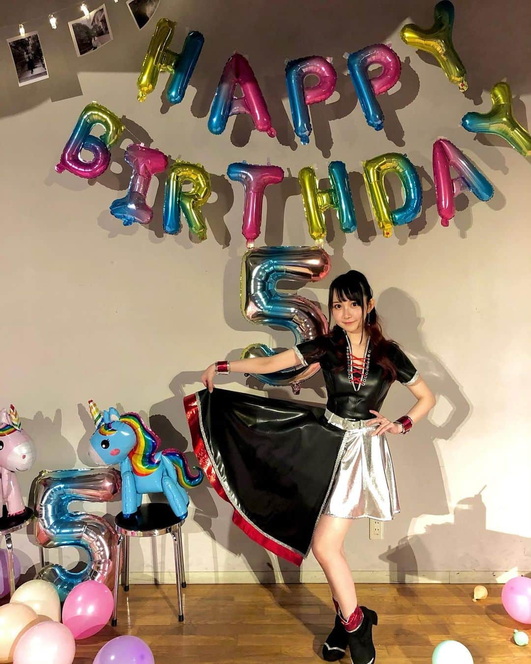 秋田知里のインスタグラム：「#秋田知里 生誕祭2021「Ｃ」無事開催でき無事終了しました！みんなの前でこうして歌えることが本当に幸せで、当たり前じゃないんだなと噛み締めました。それでもこれからも歌い続けたいです！そして衣装もアルバムジャケットに合わせて作ってもらいました！どや！今日は本当にありがとうございました❤️」