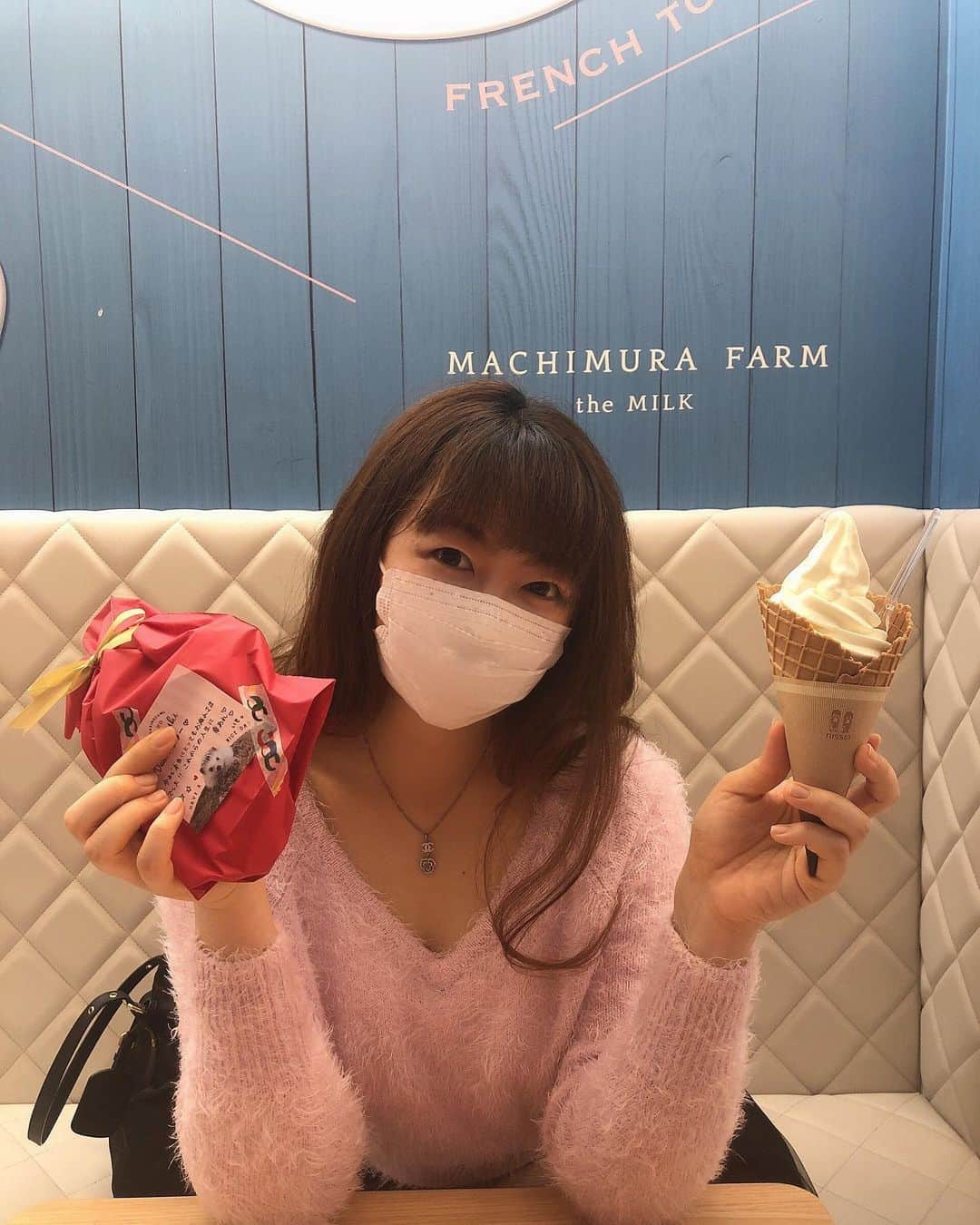 小川理子さんのインスタグラム写真 - (小川理子Instagram)「バレンタイン♥️🍫だけど本日も引きこもりして、週に1日しか外出してない私。2週間で2日のみ🥺会社の有休は14日までで使い切りました‼︎‼︎‼︎緊急事態宣言中なので、耐えるしかないよね。。DVDやテレビ、漫画、東方神起のyunhoのインスタライブ観てたらすぐ2週間終わってしまったよ😱💦趣味の時間は過ぎるのがはやい💦‼︎ 写真は先週、地元友達とのちょっとの時間にアイスタイム🍨濃厚なミルクはほんとおいしい💕しかも外出してアイス食べるの久しぶりすぎて感動。そしたら友達が思いがけず退職お疲れ様って、プレゼントくれた😭嬉しい。。 ついに15日、、明日から新しい会社が始まります‼︎マスコミで頑張ります✨‼︎心折れたら、、皆さま助けてね🥺💕 そして以前博多に行った時に、九州住み友達なっちゃんがオススメの博多にしかないチョコレート専門店で買った #博多石畳キャラメル が、めちゃめちゃおいしかったからバレンタインに自分でまた食べたかった笑笑 コロナ終息したら、、買いに行きたいな🍫本当に久しぶりにおいしすぎるキャラメルスイーツだった！皆様、おすすめです😭 . #happyvalentinesday❤️ #staysafe #softcream #町村農場themilk #横浜カフェ #横浜 #カフェ #博多グルメ #博多チョコレートショップ #キャラメル #スイーツ #sweets #ひきこもり #有休の過ごし方 #有休消化 #転職 #今日で退職 #三年半」2月15日 1時42分 - ogawariko11