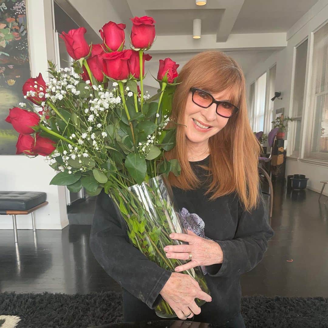 ニコールミラーのインスタグラム：「Happy Valentine’s Day to everyone! Just received these gorgeous roses from my husband. I hope you all have a great day with loved ones and friends. ❤️❤️❤️」