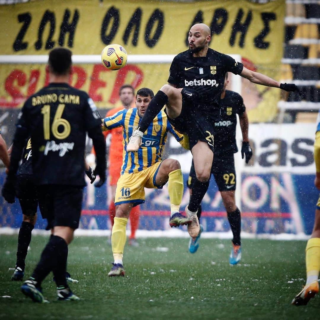 ヨアン・ベナルアンのインスタグラム：「Clean sheet ❄️⚔️ but unfortunately only 1 point we deserve more but we stay positive Vamos Aris 💛」