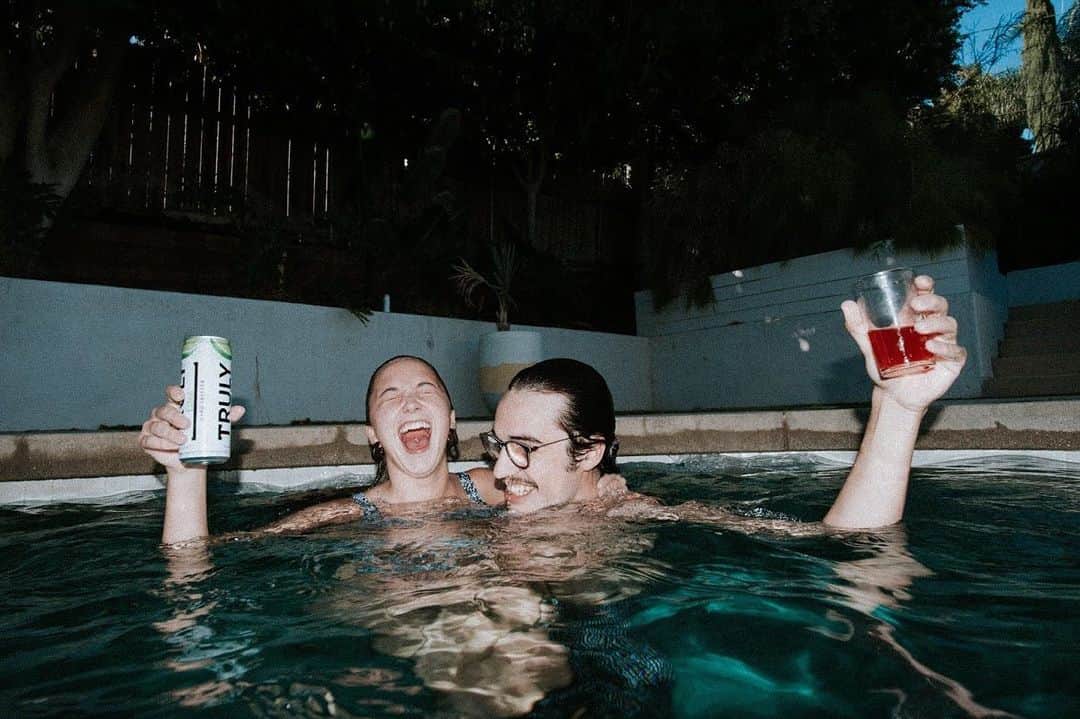 ジョーイ・ブラッグのインスタグラム：「Happy Valentine’s Day to my best friend. I am so incredibly lucky to have found @AudreyWhitby so early so that we can grow up and experience everything together. You are the best of the best, Auds.」