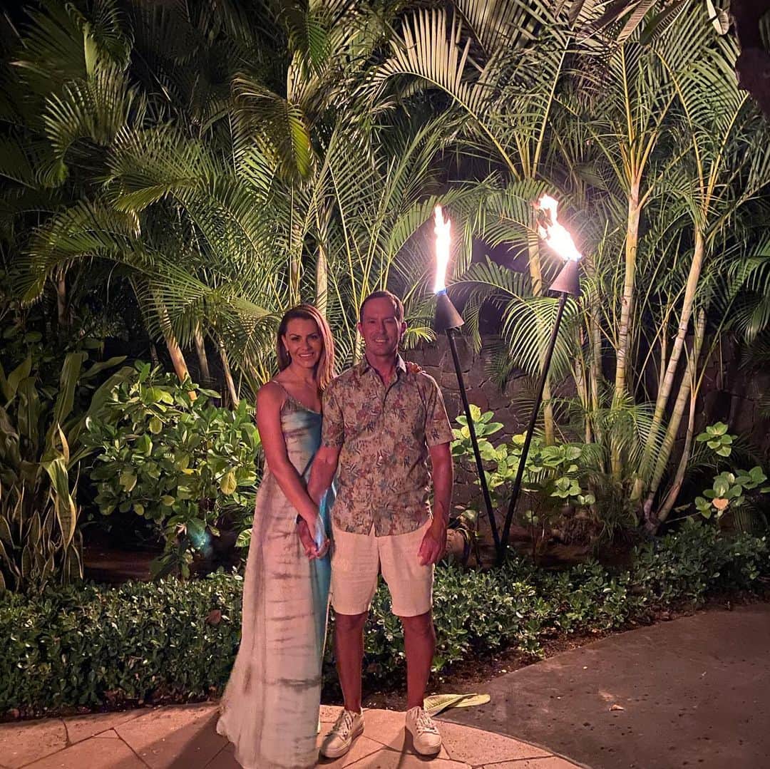 ミッチェル・マネーのインスタグラム：「Every single day is Valentines Day with @mweirsy ❤️ I cannot believe how much I love you babe. It grows more and more as the days go by. Thank you for being my rock, my source of peace and strength and my favorite singer! 😜 You bring out the very best in me and give me grace when I falter. You are the hardest working man alive and I love you with everything I have within me. We are so lucky!! Happy Valentine’s Day to the love of my life! ❤️ fun fact: Mike wakes me up EVERY MORNING to coffee in bed!🥰 ☕️ ❤️ This man knows his way to my heart! ❤️」