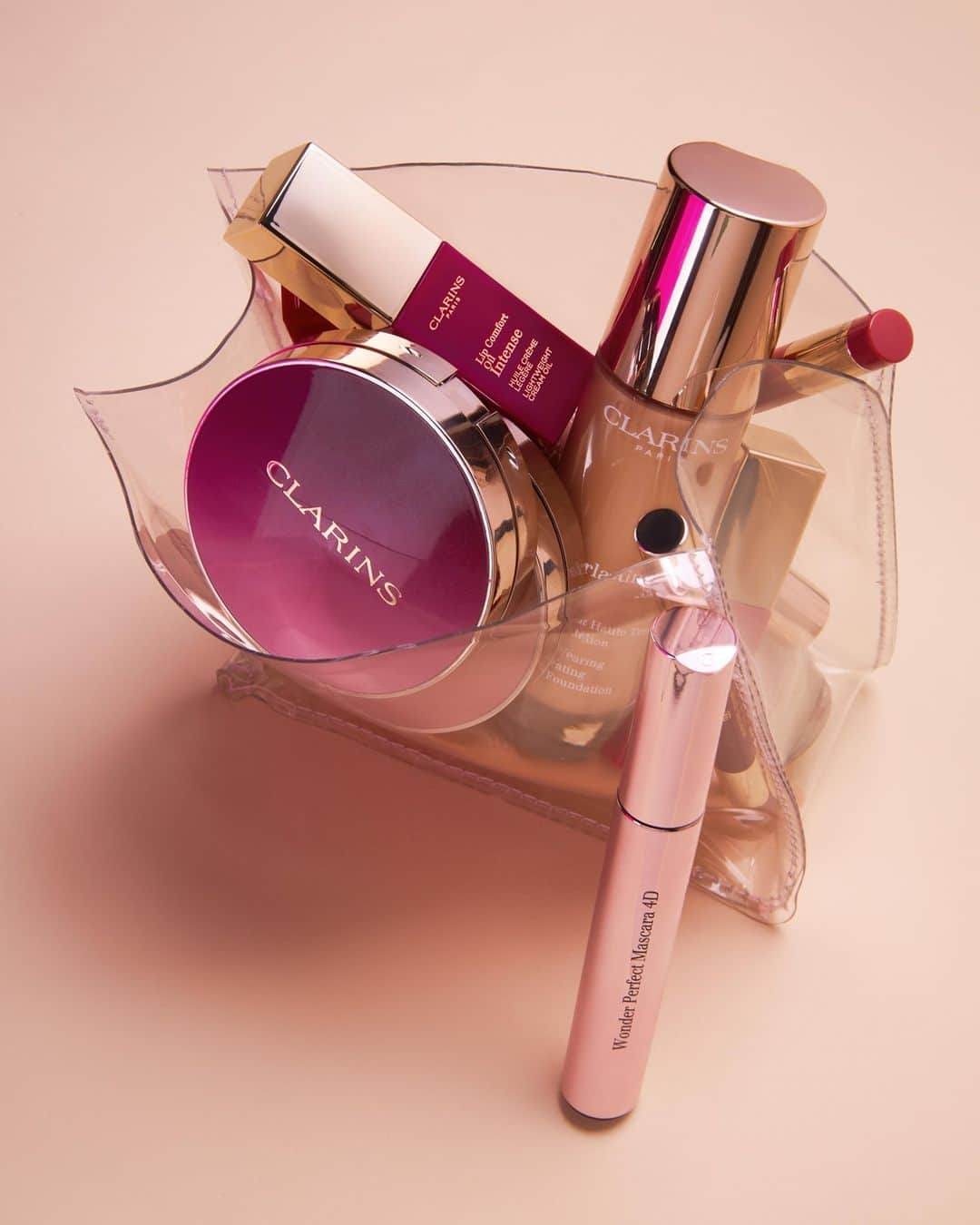Clarins Canadaのインスタグラム：「Happy Valentine's Day to all Clarins lovers!💕 Since love is in the air, we'd like to know: which Clarins make-up products did you fall in love with recently?  If you ask us, we kind of have a crush on the new Everlasting foundation.😜⁣ __________⁣ Joyeuse Saint-Valentin à tous les amoureux de Clarins !💕 En cette fête de l'amour, nous aimerions savoir : quels produits maquillage Clarins ont fait chavirer votre cœur ?⁣ De notre côté, on a particulièrement le béguin sur le nouveau fond de teint Everlasting.😜⁣ .⁣ .⁣ .⁣ #Clarins #LiveBeautifully #ClarinsMakeUp #MakeUp #Valentines」