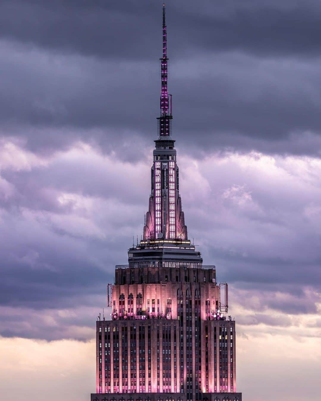 Empire State Buildingのインスタグラム：「Look up, lovebirds 💖 ⁠ ⠀⠀⠀⠀⠀⠀⠀⠀⠀ ⁠ We’re shining in a dynamic pink heartbeat for #ValentinesDay! ⁠ ⠀⠀⠀⠀⠀⠀⠀⠀⠀ ⁠ 📷: @gurdalbibo #EmpireStateBuilding」