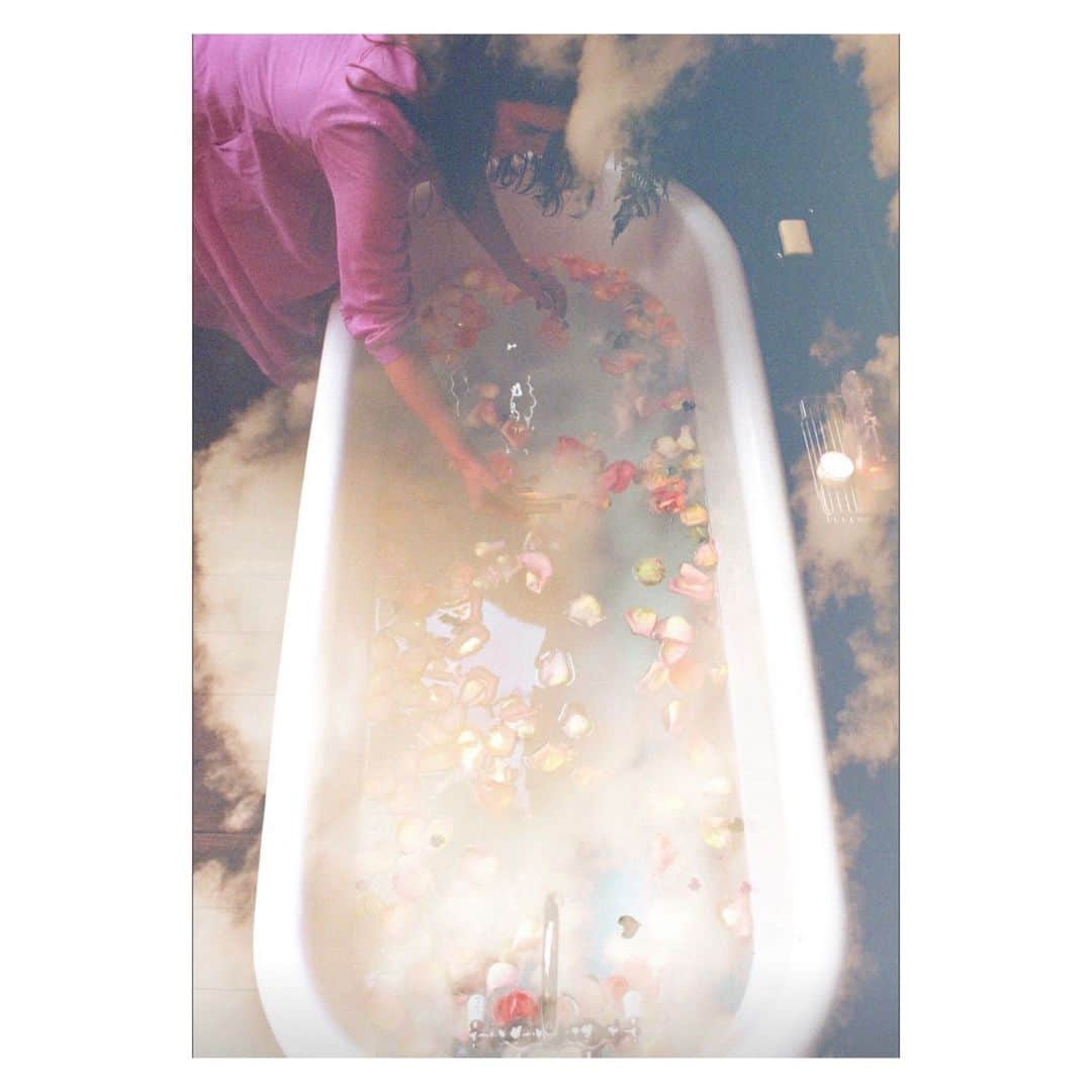 マッタのインスタグラム：「For the love of others, ourselves, and the different rituals that inspire and show love. The art of bathing is one of our favorites🤍 Wishing you a lovely Valentine's Day filled with gratitude & love💗  Image from @mamamedicine wearing our Aditi Dress in Violet available in May.」