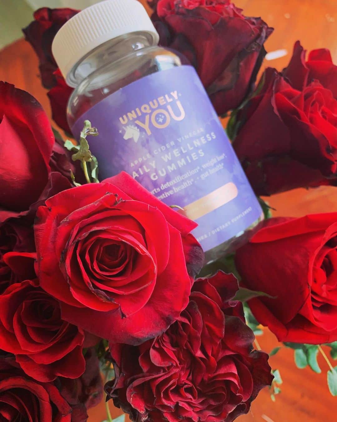 リンジー・モーガンのインスタグラム：「Happy Valentine’s Day from us to @uniquelyyou 😘🥰  ♥️ show your gut some love with our yummy apple cider vinegar gummies!!」