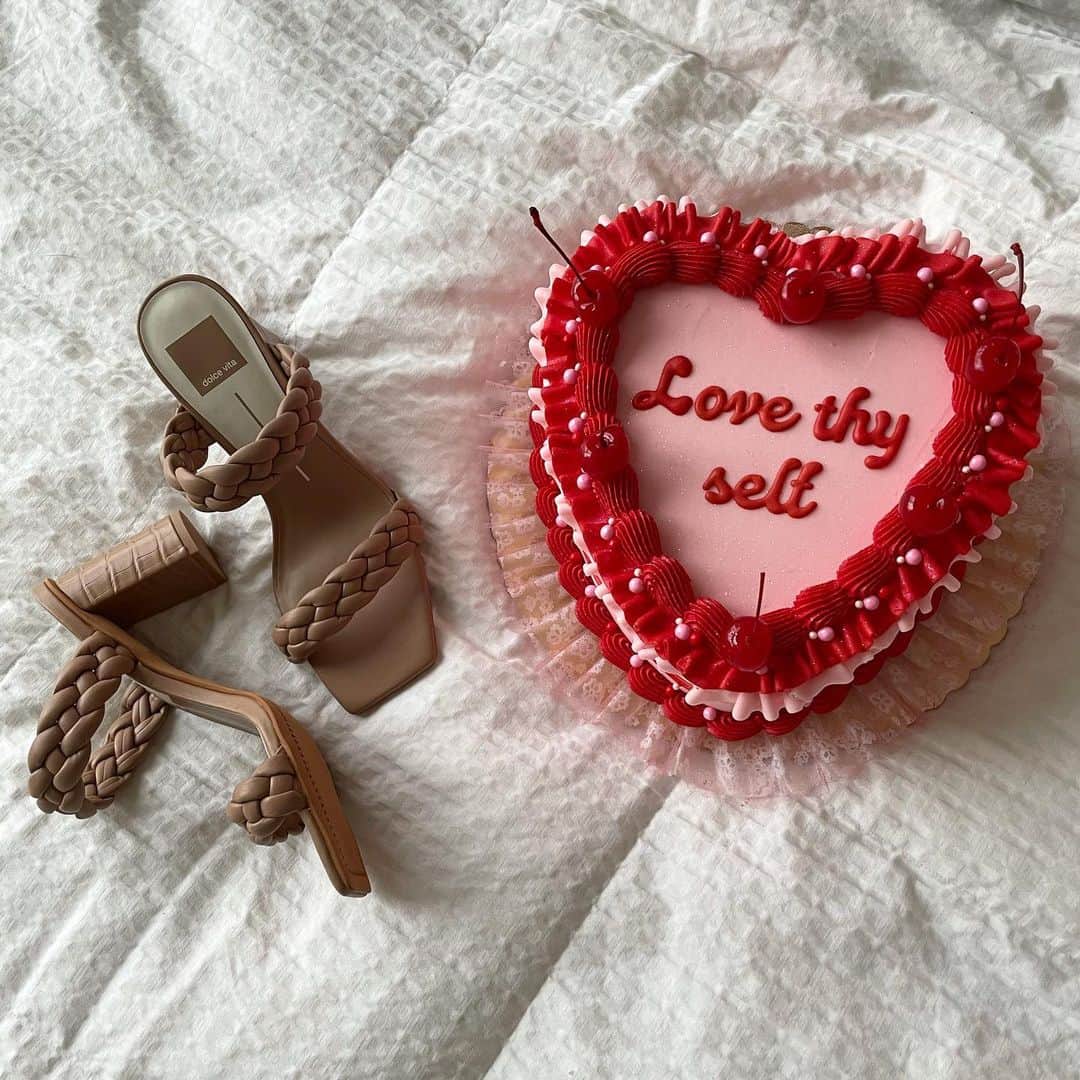 ドルチェヴィータのインスタグラム：「Love thy self ❤️ watch our story for your Valentine’s Day inspo」
