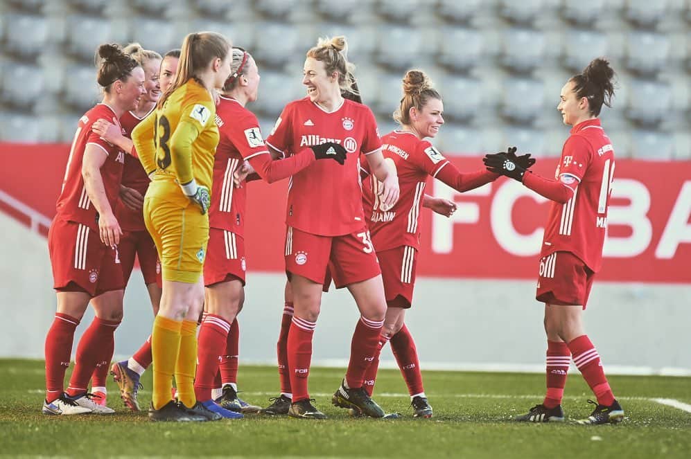Lina Magullのインスタグラム：「Schönen Valentinstag noch, Lady‘s 🌹🌹🌹🌹🌹🌹🌹 #sieg #team #loveya #7:0 #werderbremen」