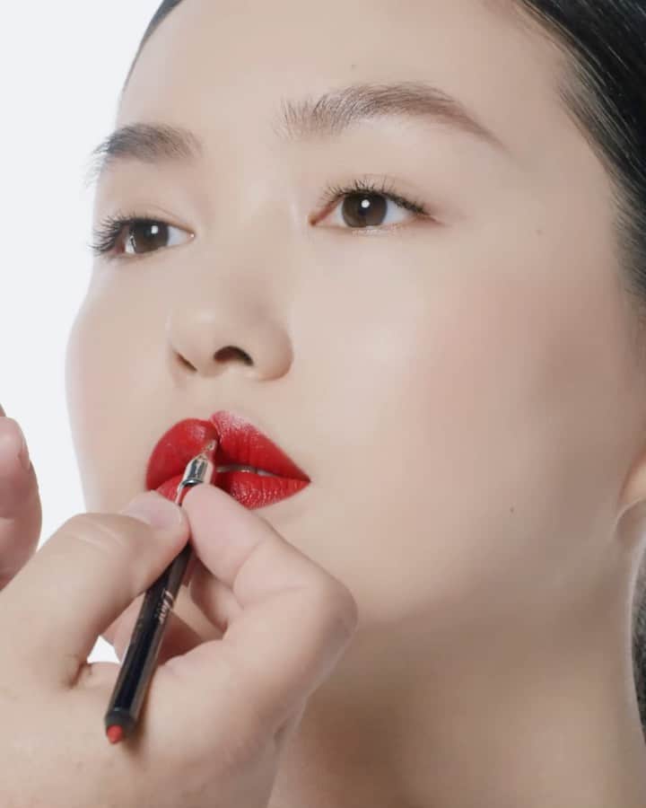 Dior Makeupのインスタグラム：「Make a red lip statement with the iconic Rouge Dior 999 for Valentine's Day! • ROUGE DIOR 999 SATIN DIOR FOREVER 1N • #diormakeup #wewearrouge #valentinesday」