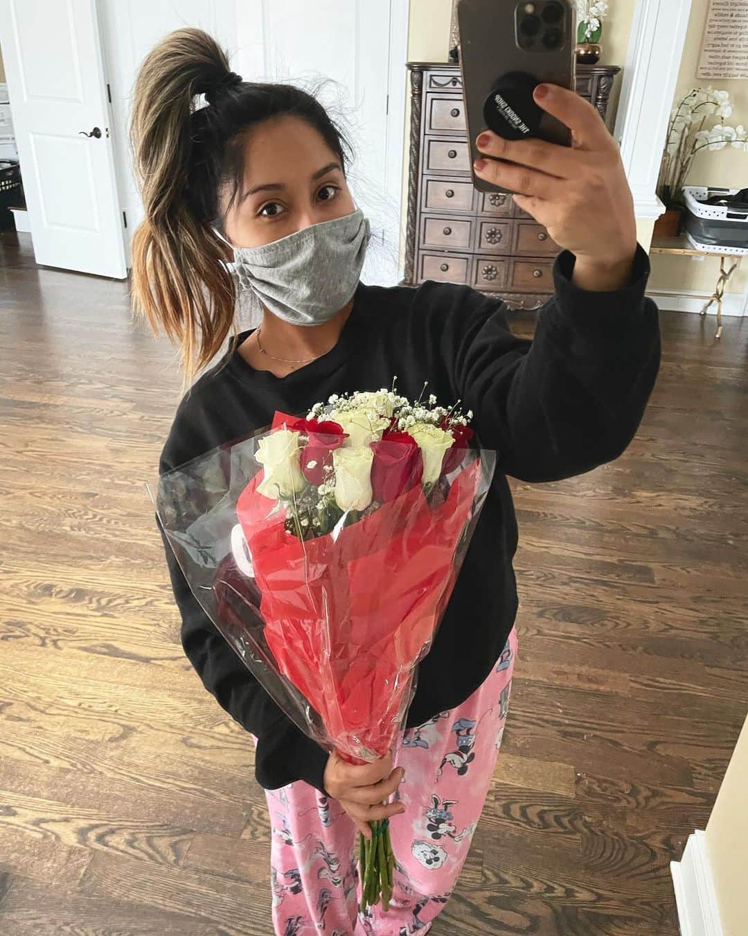 ニコール・ ポリッツィのインスタグラム：「Happy Valentine’s Day! This ones a bit different.... I have Covid. I’ve been isolated in my room since I found out. My family & I have been super cautious & careful, so this is super scary.   My symptoms started out as just a bad sinus cold. Headache, Stuffy nose & mild cough. Then I felt super tired and ended up napping all day which made me go get tested.   Today i just feel groggy. I ended up losing my taste and smell last night. It’s fricken weird. I had a greasy cheese pizza & couldn’t taste a damn thing. WHAT A SIN.  The rest of my family tested negative, so i am here hiding out in my bedroom until this is over. Slide over to the next pic. I woke up to roses and chocolates thrown on my floor from my family. Still showing my quarantine ass Love on Valentine’s Day!   Appreciate all of your concerns, but I am ok! Please stay safe everyone! 💋💋」