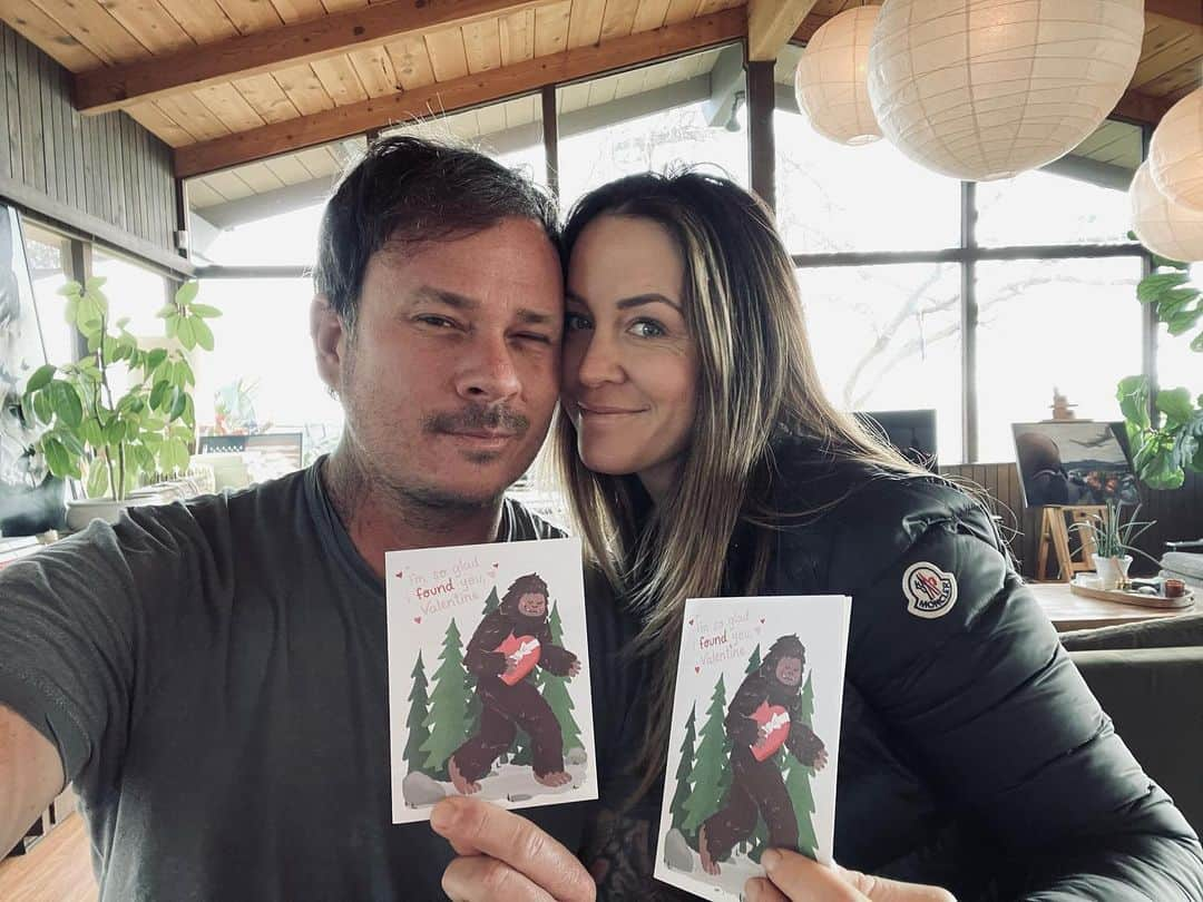 トム・デロングさんのインスタグラム写真 - (トム・デロングInstagram)「When you both buy each other the same Bigfoot Valentine’s Day card :) Love you, Marie! You are my light. ❤️」2月15日 2時09分 - tomdelonge