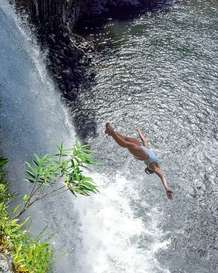 ローラ・マリノさんのインスタグラム写真 - (ローラ・マリノInstagram)「✨VOLER ✨⠀⠀⠀⠀⠀⠀⠀⠀⠀ Ce que j'aime dans le plongeon, c'est cette sensation unique de déjouer la gravité, de jouer avec mon corps, de le donner aux éléments le temps d'un instant, de découvrir l'environnement sous un tout autre angle, se prendre pour un oiseau 🕊, apprécier le soleil ☀️, le vent 🌬 et l'eau 🌊, les fusionner en un instant qui dure (presque 😝) l'éternité ⏳. Plonger me donne l'impression d'arriver à ralentir le temps quand je suis en l'air, d'être autre chose qu'une humaine bipède et surtout d'être à une place unique dans le monde 🌍 : exactement là où je suis censée être 💫. ⠀⠀⠀⠀⠀⠀⠀⠀⠀ 📸 by @lou_.i.se⠀⠀⠀⠀⠀⠀⠀⠀⠀ PS : si vous voulez revivre ce saut avec moi, vous pouvez le retrouver en vidéo 📹 dans les Rééls 😁⠀⠀⠀⠀⠀⠀⠀⠀⠀ .⠀⠀⠀⠀⠀⠀⠀⠀⠀ . ⠀⠀⠀⠀⠀⠀⠀⠀⠀ #diving #highdiving #cliffdiving #cliffjumping #freediving #freejumping #accrobaticskills #womenathletes #plongeon #redbullcliffdiving #dive #plonger #athlete #sport #outdoorsport #outdoorfun #extreme #ridingzone #reunion #ileintense #iledelareunion #reunionisland #reuniontourisme #traveladdicts #974」2月15日 2時03分 - _lauramarino