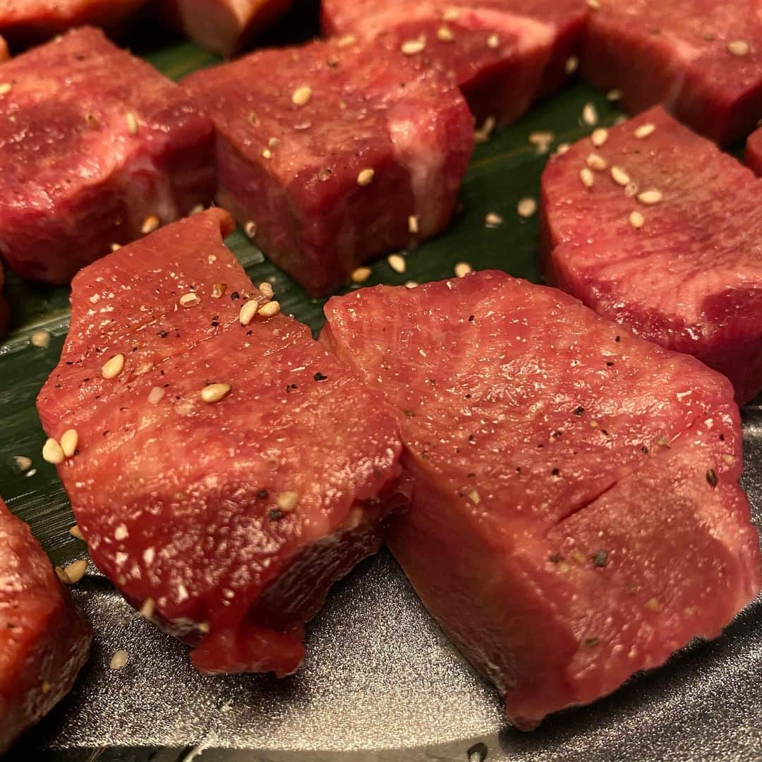 芹那さんのインスタグラム写真 - (芹那Instagram)「薬味ネギ包んで 食べる🤤 タンの美味しい焼肉 最高だよ😭💓💓💓  #約束のネバーランド 見ながら 牛の気持ちになってみた  それでもやっぱりわたしは 牛肉が大好き 焼肉が大好きです  牛さん 飼育する方 ありがとうございます💓💓」2月15日 2時05分 - serinaofficial