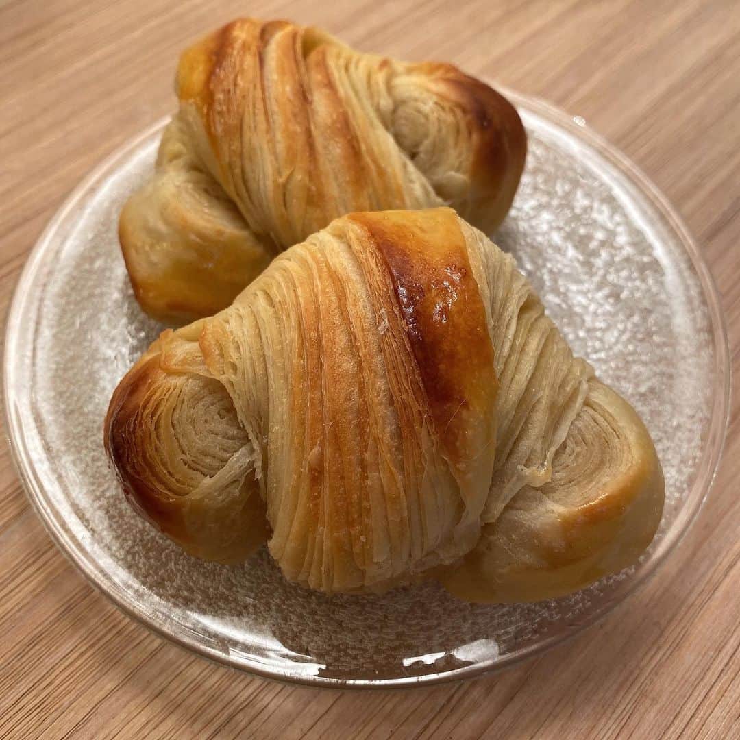 芹那さんのインスタグラム写真 - (芹那Instagram)「バレンタインおめでとう🍫❣️ 何か手作りをしたくて ずっと作ってみたかった #クロワッサン 🥐 作ってみちゃった🥰💓 写真でおすそ分け おいしかったよん❤️  チョコも買ったよ（自分用）  #bread #breadmaking  #croissant  #パン作り #Valentine」2月15日 2時07分 - serinaofficial