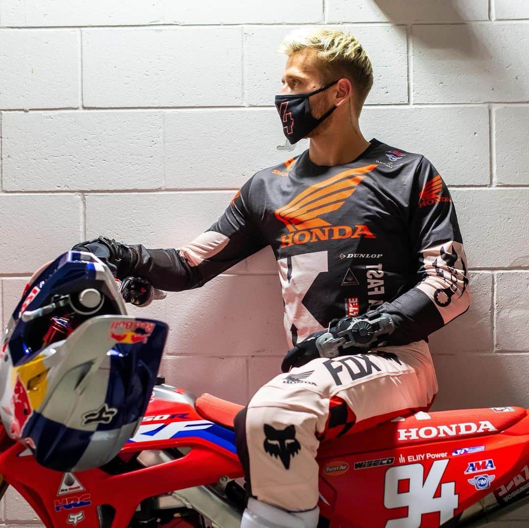 ケン・ロックゼンのインスタグラム：「Orlando was a good time! Unfortunately not enough for the win but i m still happy to leave with a 2nd. Looking forward to next weekend’s race already 🤙🏽  Thanks Team @honda_racing_us for the support and the fun on a weekend basis 🤙🏽  @redbull @foxracing @breitling_usa @canyon_na @thefamilie_  📸 @align.with.us」