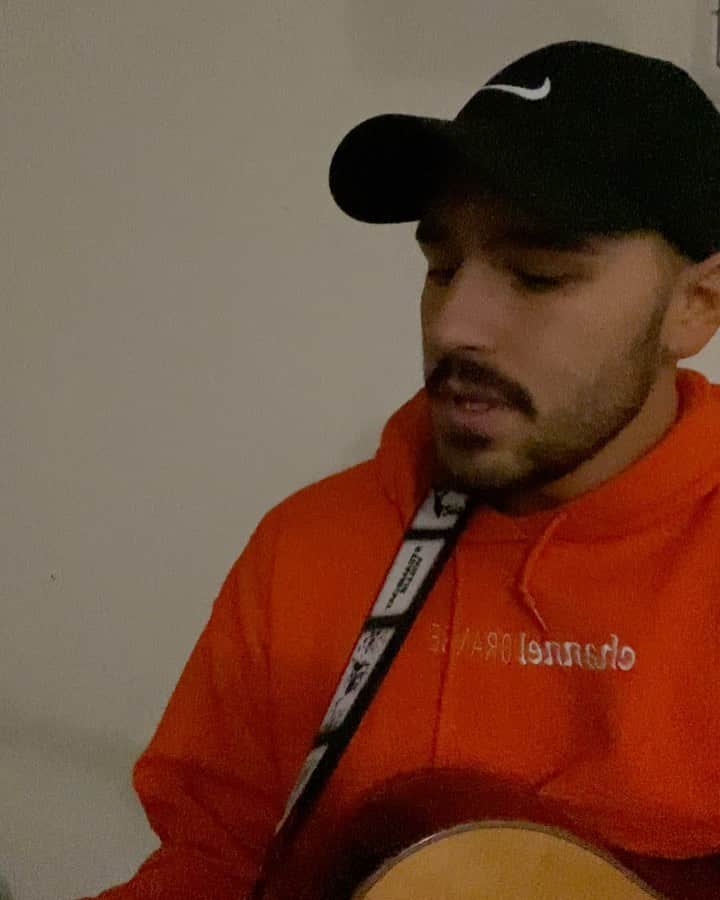 ジェイコブ・ホワイトサイズのインスタグラム：「just singing taylor swift in the garage at 1am thinking of simpler times」