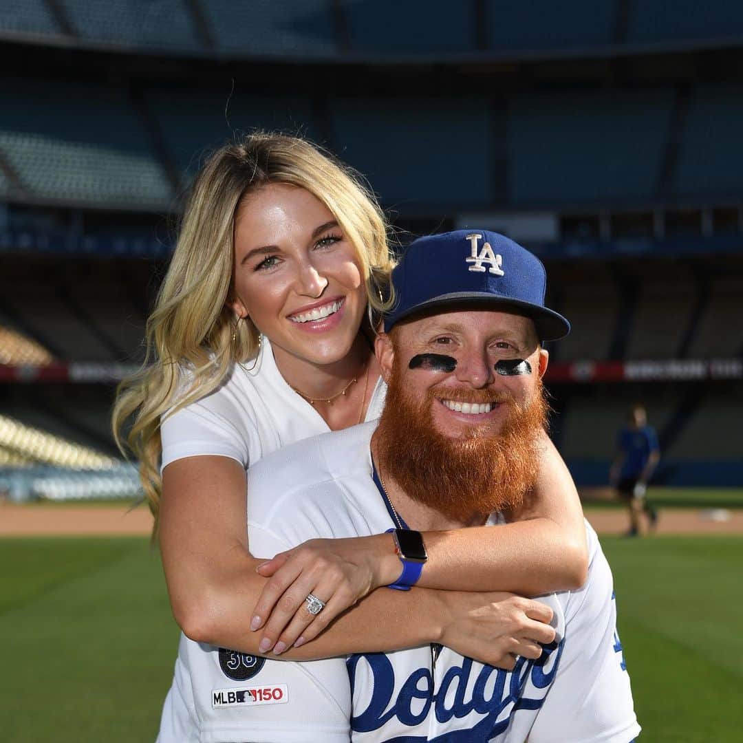 ジャスティン・ターナーのインスタグラム：「#HappyValentinesDay to my ride or die. Thanks for being my rock!!! Love you forever @court_with_a_k 🌹 🌹 🌹 ❤️ ❤️ ❤️」