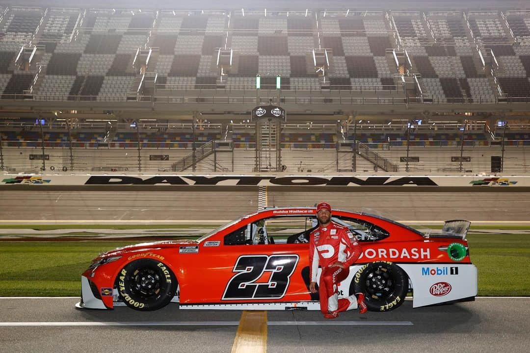バッバ・ワトソンのインスタグラム：「Good luck today @bubbawallace @23xiracing!! #DAYTONA500 #NASCAR LET’S GO!!!!」