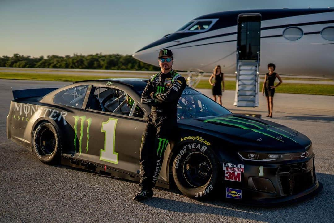 モンスターエナジーさんのインスタグラム写真 - (モンスターエナジーInstagram)「Pulling up for the BIG RACE in style 🏁 @KurtBusch @NASCAR #Daytona500  📺: 12pm PST on FOX  #NASCAR #MonsterEnergy」2月15日 2時16分 - monsterenergy