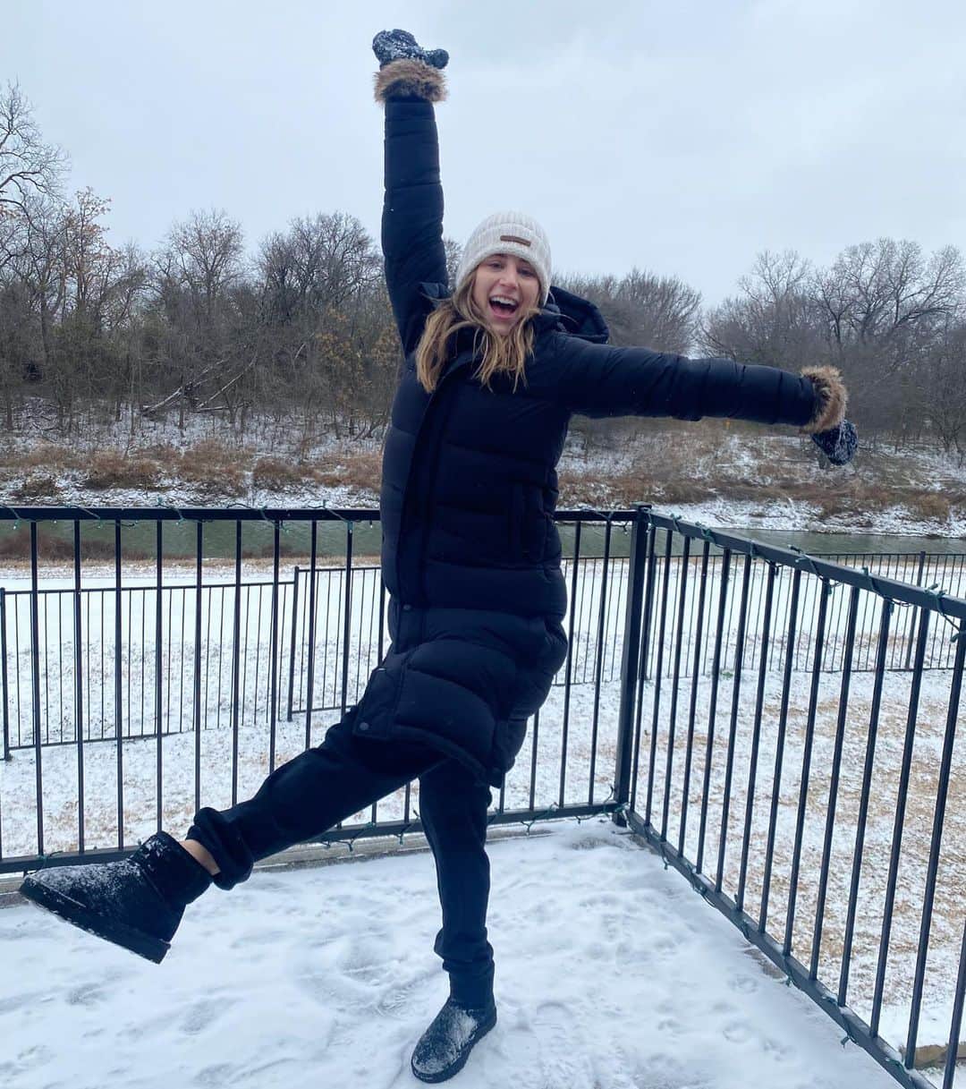 アシュリー・ケインのインスタグラム：「So muchhh snowww!!!」