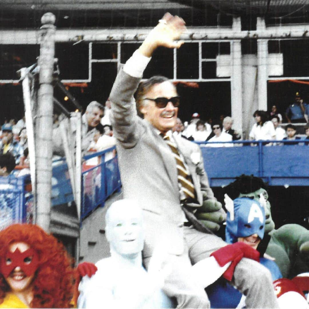 スタン・リーさんのインスタグラム写真 - (スタン・リーInstagram)「“With this ring, I thee web.” ❤️ Smilin’ Stan Lee officiated the wedding of Spider-Man and Mary Jane Watson in a ceremony at Shea Stadium in 1987. (Yes, really!)  #StanLee #ValentinesDay」2月15日 2時17分 - therealstanlee