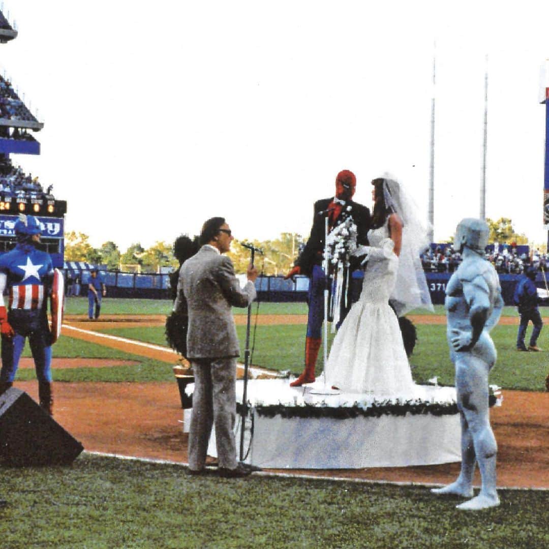 スタン・リーのインスタグラム：「“With this ring, I thee web.” ❤️ Smilin’ Stan Lee officiated the wedding of Spider-Man and Mary Jane Watson in a ceremony at Shea Stadium in 1987. (Yes, really!)  #StanLee #ValentinesDay」