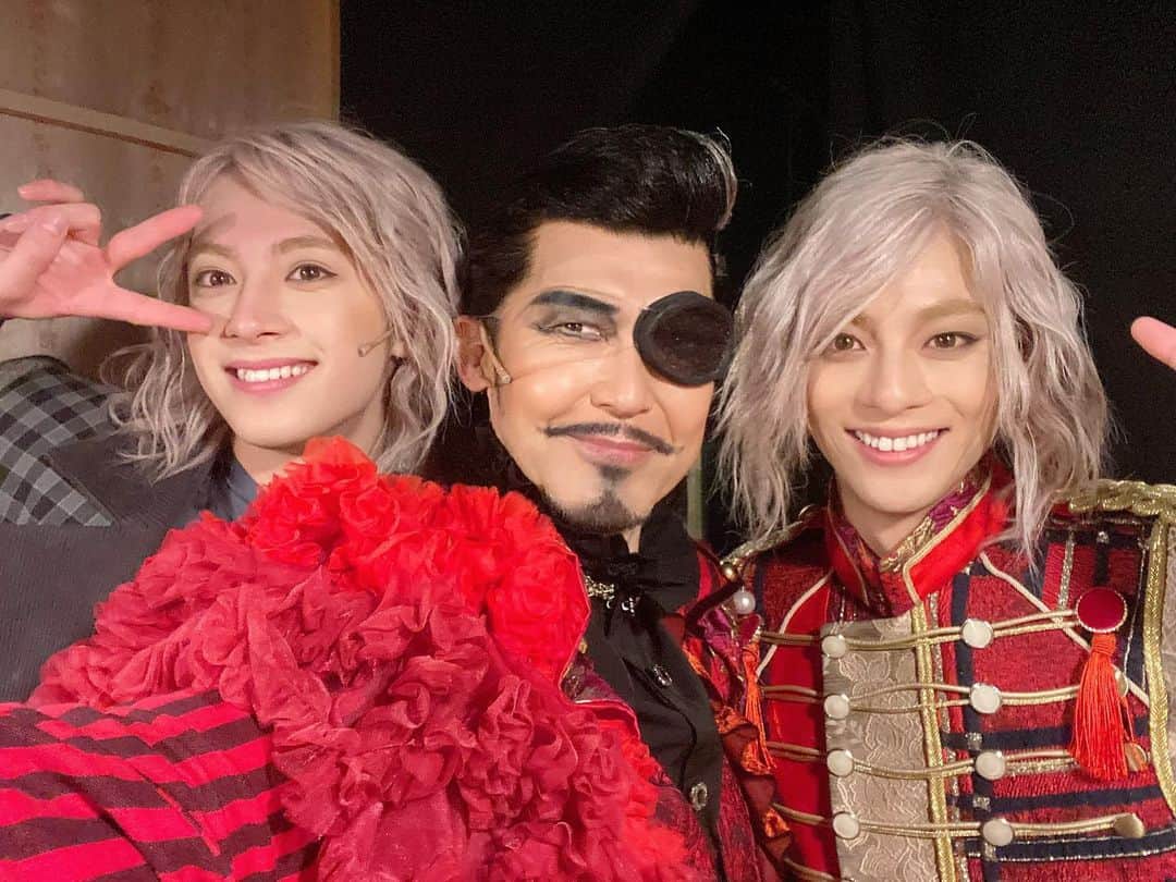 大澄賢也のインスタグラム：「音楽劇「プラネタリウムのふたご」 大阪公演(梅田芸術劇場メインホールにて 無事に終わりましたー このような状況下、 沢山のお客様に来て頂き、沢山の温かい拍手、本当に有難う御座いました。  主演の たかと、にちか、最高のふたごだー  ステージ写真は、ステージナタリー様からおかりしました。  手品師一座座長テオ、 東京公演も暴れますよ⤴️⤴️⤴️  #プラネタリウムのふたご #永田崇人　 #阿久津仁愛」