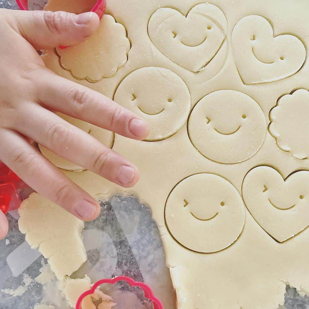 ポンのインスタグラム：「久々です\( ˆoˆ )/ チビキンと一緒にバレンタインのクッキー作りました🍫型抜きもラッピングも全部100均だい🙌🏻 小麦粉と砂糖と塩とバターだけ。」