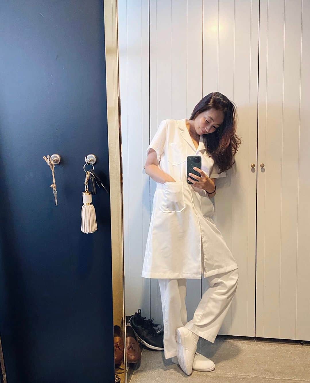チン・ジェヨンのインスタグラム：「. 연휴 마지막날 잘보내고계신가요?  . 안녕하세요. 진재영 입니다.  오늘은 왠지 제소개를하고 이야기를 써내려가야할것만같아요.  설연휴가 끝나면, 이제 정말 일상으로돌아갈수있을것같은 몽글몽글한 설레임으로 오랫동안 준비해온이야기를 꺼내보아요.  . 진재영 섬마을1호점 jeju. 첫피드가 작년6월이었으니 그동안 고민했던시간이길었던만큼  몸과 마음이 더 단단해질수있었고, 감사하게도 정말 많은대표님들이 힘을주셔서 부족한제가 용기를내어 새로운도전을해보려합니다.  . 이제 공사마무리단계라 곧 만나게될 진재영 섬마을1호점은 프라이빗 부티크스파를 기반으로한 에스테틱관리와 뷰티편집샵. 그외, 제가좋아하는아이들이입점될 멀티공간인데요.  그동안 콘티의 뷰티라인을소개드리며 공구로소개드리는아이들외에도, 공구로 소개드릴수없었던,  좀더 프로페셔널 라인업도 피부타입에맞게 직접 상담을받으실수있어요.  그리고,  여행을오신분들도 일상에서벗어난 힐링 "쉼"이라는 기억을 꼭 드리고싶은공간입니다.  . 요즘,저와 먼저 제주에서 면접을보신분들도계시고,  디엠으로 지원하시는분들도 많으셨는데,  아직, 상호명을 알려드리지않아  디엠은 모두 "섬마을1호점" 이라쓰시고 시작하셔서 너무귀엽다 혼자 웃으며 보게되었어요.  아우라제이. 콘티커머스를운영하며 서울에서도 수많은 이력서를보았지만,  이곳이 제주라는 특수지역이라  제주이사를 고민하시는분도많으셔서  여행과 실제삶은 굉장히다른 불편함도많은곳이라 정말 신중히생각하셨으면해요.  . 비대면을말하는시기에 고객을 응대하는일이고,  어쩌면 지친몸과 마음을 읽어드리는일이라 세심하고 공감능력이 뛰어난분이면좋겠습니다. 같은업종을 오래일하신 유연한분이라면 더 좋겠습니다.  . 🏷진재영섬마을1호점 직원채용 ▫️피부상담과 피부관리경력을가지신분  ▫️제품판매와 브랜드관리업무를보실분 ▫️급여는  실력과 경력에따라 면접후 협의가능. ▫️면접은 이력서검토후 다음주부터  제주와, 서울에서 따로진행할예정이라  확인후 콘티에서 일정 개별연락드릴께요.  . *자세한 이력서는 콘티 이메일로만 보내주세요.  🏷con-t@naver.com (DM✖️) . *콘티 브랜드입점/ 협업제안서도  콘티이메일로만 보내주세요.  🏷 con-t@naver.com (DM✖️) . . 더 많은 긴글을 쓰고싶지만 조금씩 더 들려드릴께요.  2021년 함께 시작할. 새로운인연들이 너무나 기대됩니다 🙏🏻. . . #진재영1호점jeju  #진재영_제주지엔느  #내인생가장아름다운콘티🌹  . .」