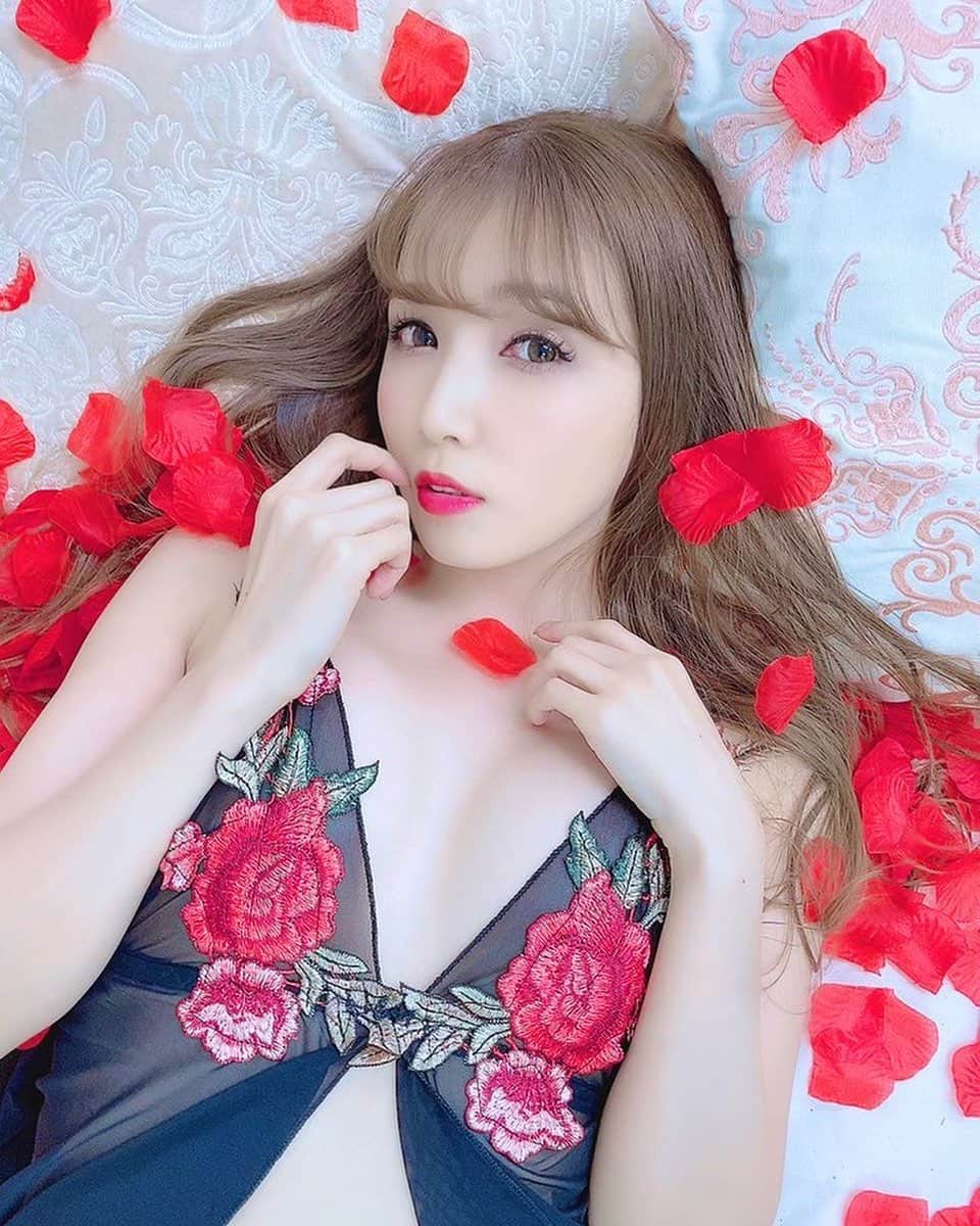 友田彩也香のインスタグラム：「❤︎🍫𝐇𝐚𝐩𝐩𝐲 𝐕𝐚𝐥𝐞𝐧𝐭𝐢𝐧𝐞🍫❤︎﻿ ﻿ ﻿ 友田彩也香オフィシャルファンクラブ🏰👸﻿ https://fantia.jp/fanclubs/62661﻿ ﻿ #インスタグラビア #instagravure﻿ #Japanese #japanesegirl ﻿ #sexy #Photo #gravure #shooting﻿ #follow #followme﻿ #happy #valentine #🍫 #happyvalentinesday  #情人节快乐」