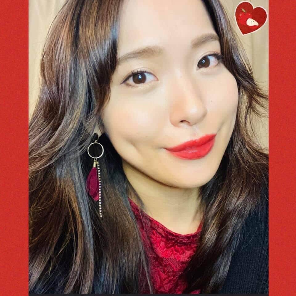 優奈のインスタグラム：「🍎  Happy Valentine 🍫🎁🌹💫✨✨✨ 素敵なバレンタインデーを❤️🥰🍷  2/15(月)は💫 新横浜チャーリーズバーさんに 出演させて頂きます🎙💃🎹🎵  時短営業です🙏  ❤️２／１５（月）❤️ 新横浜 Charlie's Bar  優奈(vo ) Charlie(vo) Tsubasa(vo)  ヤマザキタケル(pf)  MC 2500 (TC なし) チャーム(ナッツ)500 プラス御飲食代　プラス10%  http://www.lentracte.jp/jazz_bar/  ✴︎  「営業再開のお知らせ」  新横浜チャーリーズバーは、2月8日(月)より、下記の通り時短にて、営業を再開させて頂きます。  16：30　開店　　20：00  閉店  1st stage  17：30〜18：15  Last stage  18：45〜19：30  尚、アルコールのご提供は19時で終了となります。  感染防止策をさらに徹底し、皆様の お越しをお待しております。  どうぞ宜しくお願い申し上げます。  店主 半田廣俊  ✴︎✴︎✴︎  この日は地下1Fから入って頂く事に なっているようです!  (下から店にお電話ください🤗)  045-476-1051  電話番号看板が立っているとの事です🪧!!  (セキュリティ上、外側からは指紋認証ですが、内側からはドアは開きます) ✨💫  🙏いつも有難うございます🙏  🦜優奈 ✴︎ Twitter🍎 https://twitter.com/Utatabi_Yuuna  #新横浜チャーリーズバー #時短営業 #singeryuuna #優奈 #pops #歌謡曲　#original #素敵なバレンタインデーを」