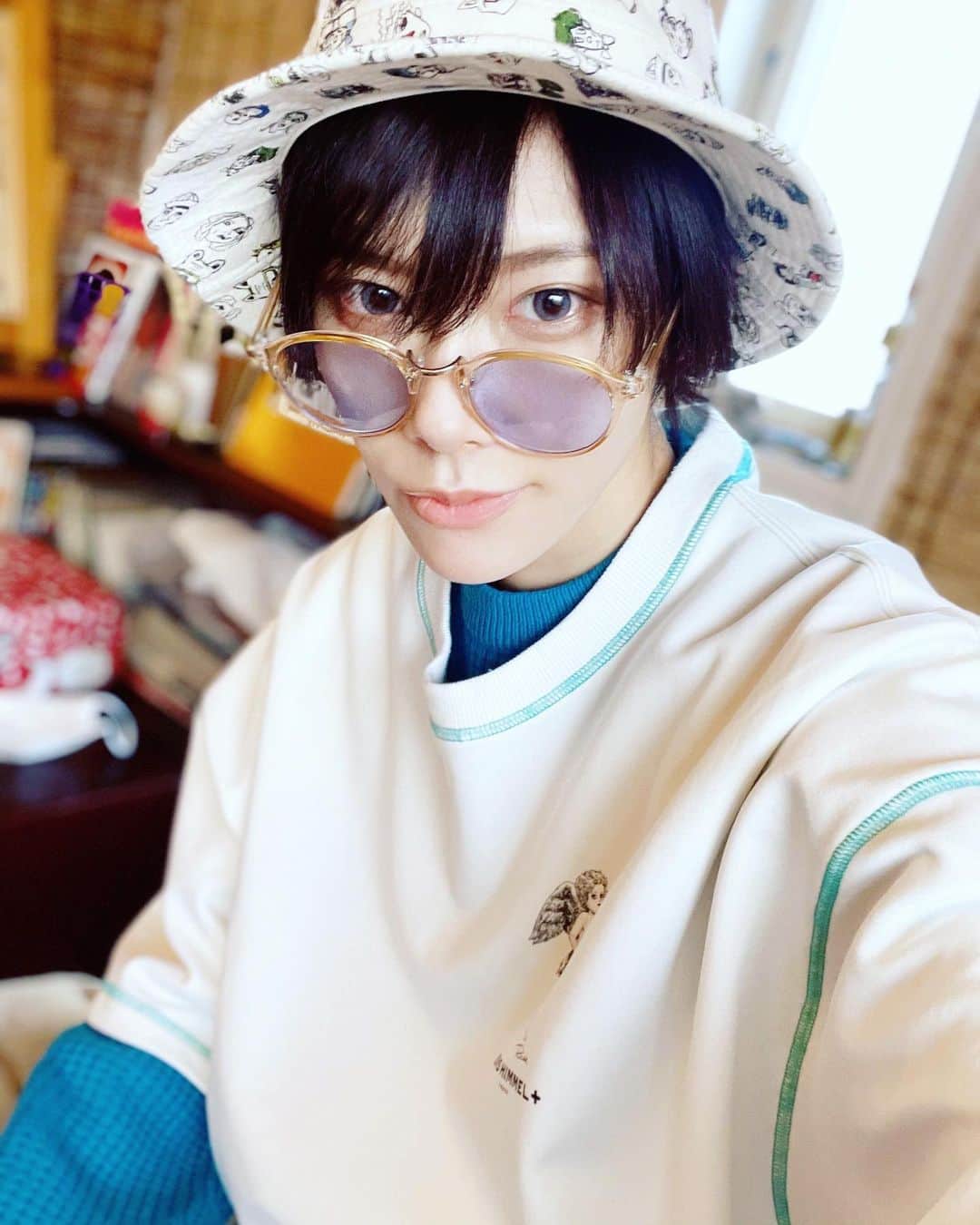 のインスタグラム：「👼 エンジェルシャツはアインスヒメル(@eins_himmel) この天使のドヤ顔可愛すぎんか😂💙 全身を取り損ねてしまったのが悔やまれるけどめちゃくちゃ触り心地良くて皺にならない柔らか素材のビッグシルエットシャツなのです👍🏻👍🏻 ポイントで入ってる縫い糸が緑なのも好き〜〜！  #einshimmel」