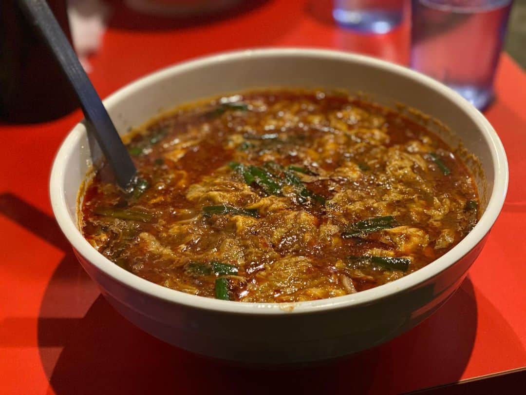 のインスタグラム：「美味しい美味しい。 やってる人変わって味落ちたけどそれでも美味しい。  #足立区 #竹ノ塚 #韓韓麺 #韓国料理 #ユッケジャン麺 #辛つけ麺 #牛ホルモン」