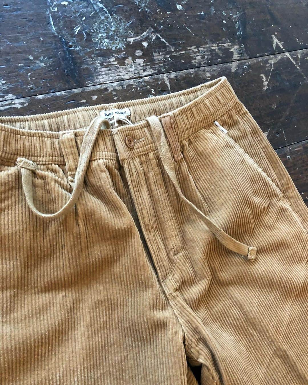 PORT of CALL Cafe&Store Tokyoのインスタグラム：「【21 SPRING BANKS JOURNAL】NEW ARRIVAL SUPPLY CORD PANT BANKS JOURNAL を代表する PANT の1本ともいえる SUPPLY PANT に「コーデュロイ」素材が登場。 シルエットはゆったりとしていながら、膝下からのテーパードがきいておりスニーカーはもちろん、レザーシューズとの相性もよく上品な仕上がり。 ウエストはゴム仕様となっていて、コードが付いているのでイージーに着脱可能。 明るいカラーリングなので、まだ寒さを感じる季節でありながらも春の装いを演出してくれる1本。  @poc_daikanyama #banksjournal #banks #new #spring #portofcall #portofcalldaikanyama #cafeandstore」