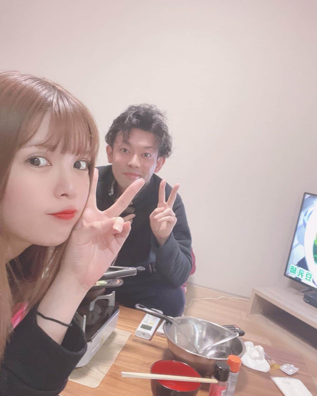 坂口杏里のインスタグラム：「BARカシェットのパイセンの事務所で鍋してます！ 今からパイセンのアカウントにてインスタライブやります☀️ アカウントはのせてあります✌️😊」