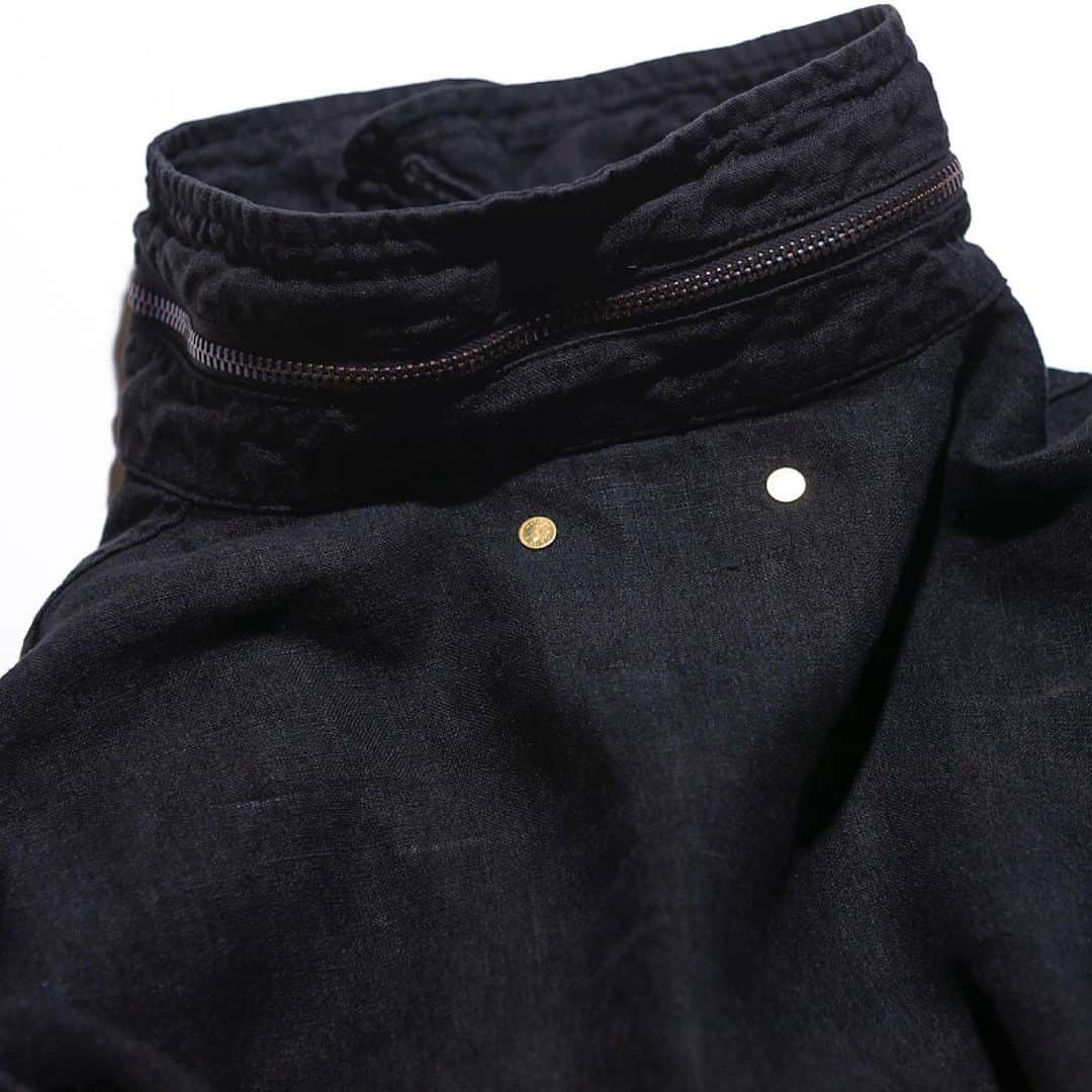 のインスタグラム：「. . . . AN095 LINEN FIELD JACKET BLACK . . . アメリカ軍US ARMY M-65ジャケットを ベースにANACHRONORMらしく モダナイズした2021 1stの春アウター。 . 生地に採用したのは太番手の ムラネップリネンを使用したキャンバス生地。 . 通常であると硬めの風合いとなる織りの規格ですが、柔らかさを増す仕上げを施すことでリネンならではのコシとハリが適度に生まれ、ゆったりとした落ち感を再現。 . また特徴であるスタンドカラー、大きなフロントのフラップポケット、袖口のパイルアンドフックなど細かなディールは忠実に再現しながらも、着心地やタウンユースでの着用を考慮し、襟部のフードや肩部のエポットはあえて排除しました。 . ゆとりがありながらも品のある、バランスの取れた リラックスシルエットを是非お楽しみください。 . . .  #anachronorm #balanceokayama #okayama」