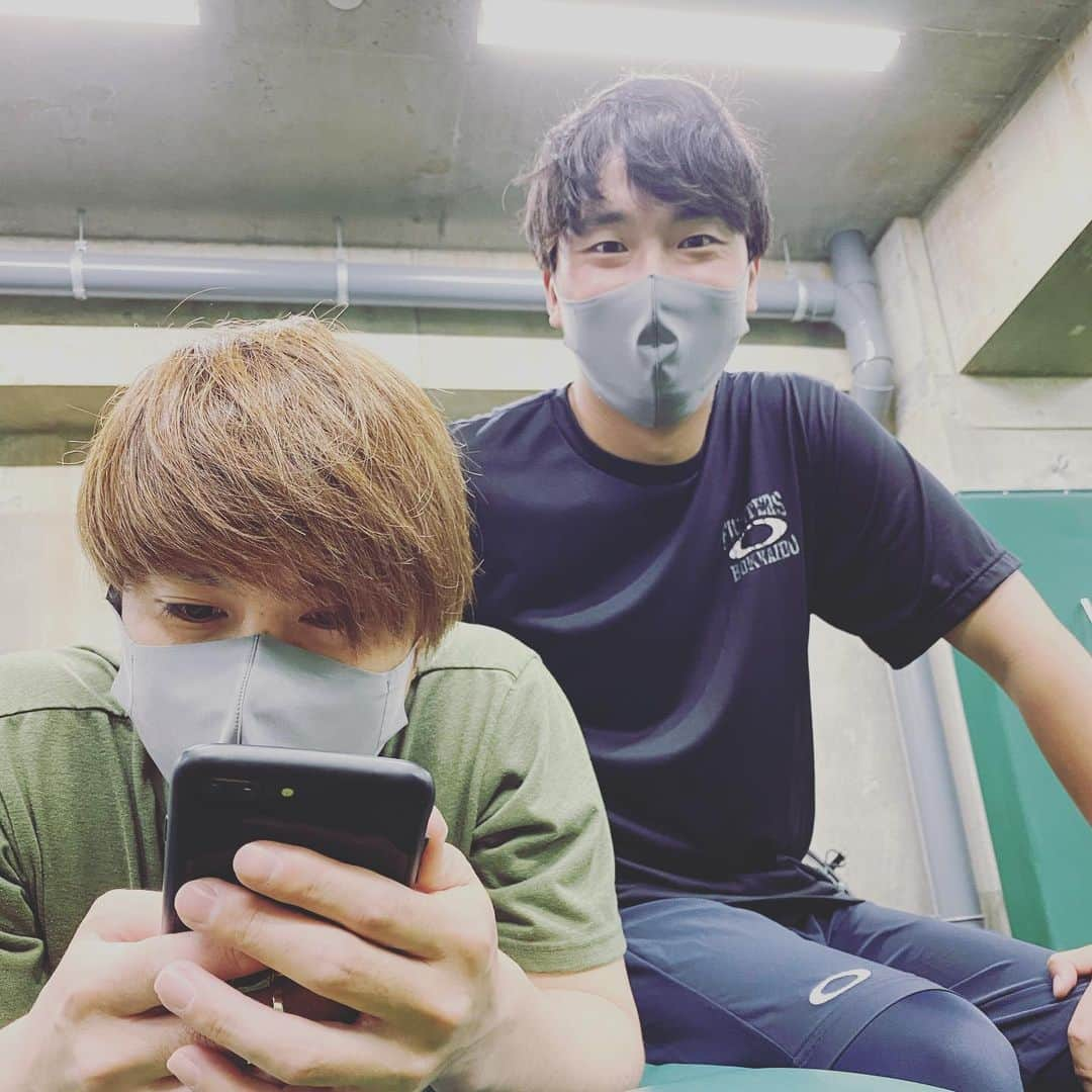 秋吉亮さんのインスタグラム写真 - (秋吉亮Instagram)「第3クール終了💨  最近雨ばっかだけど、しっかり練習して順調にきてます😤 これから実戦も多くなってくるのでもっと状態よくしていきたいです⚾️  昨日久しぶりに会って2人とも元気でした🤣👍  #日本ハムファイターズ #石川直也 #公文克彦 #名護 #春季キャンプ」2月14日 17時30分 - ryo.akiyoshi_14