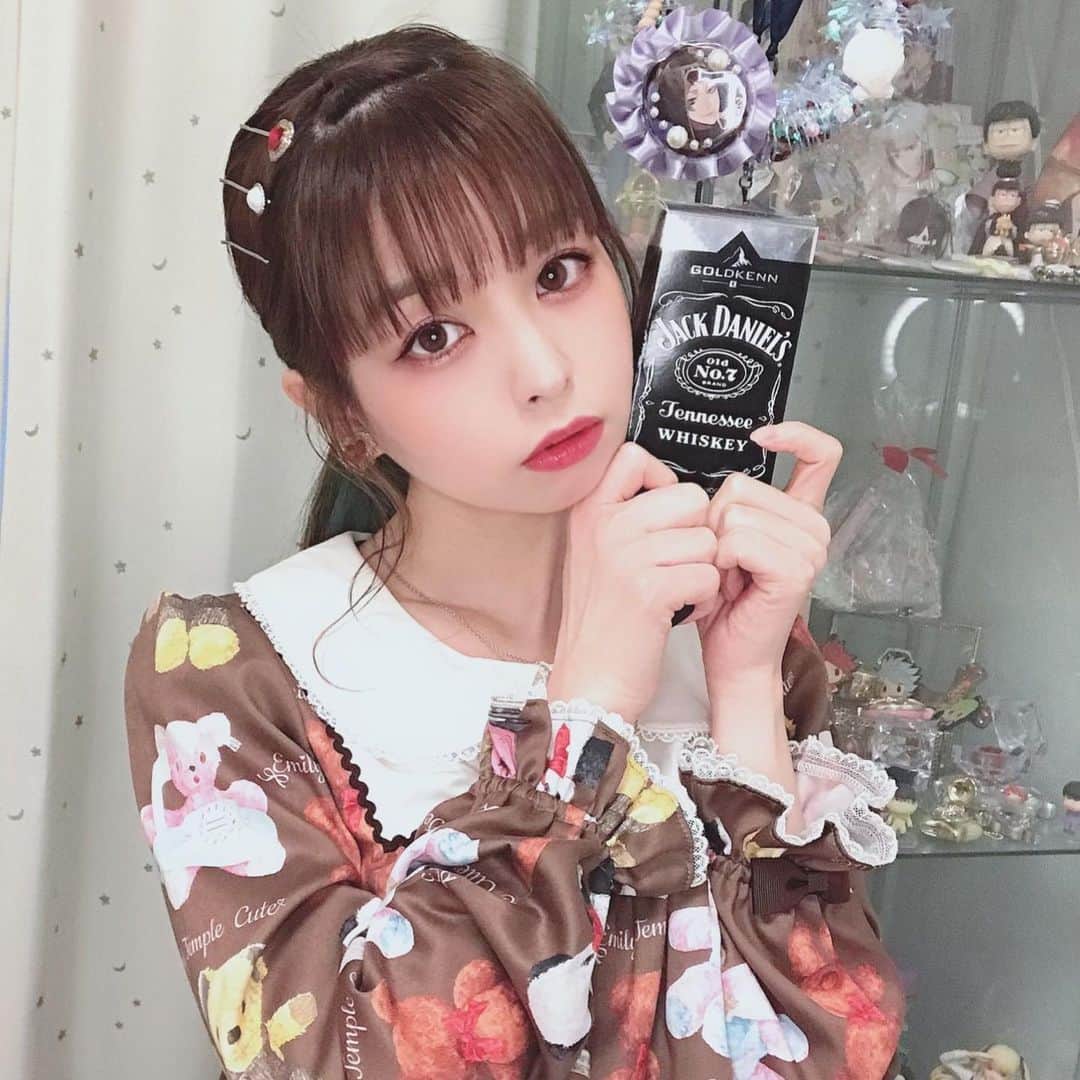春奈るなのインスタグラム：「ハッピーバレンタイン🍫🍫🍫 このジャックダニエルの板チョコ世界一おいしいんだよ🍫🍫🍫  #valentineday」