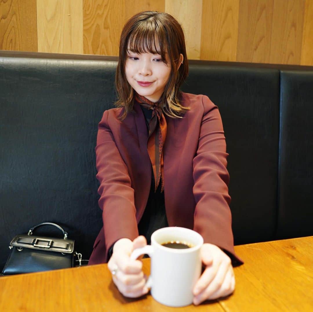 蒼山幸子さんのインスタグラム写真 - (蒼山幸子Instagram)「ハッピーバレンタイン。 蒼山ならぬ紅山です。 今年は自分のために クレヨンのような チョコレートを 買って食べました。🍫 美味しかったです。 そして最近の投稿が 立て続けに食べ物を 持っていることに気づいて 驚愕しています。🙀」2月14日 17時33分 - sachiko_aoyama