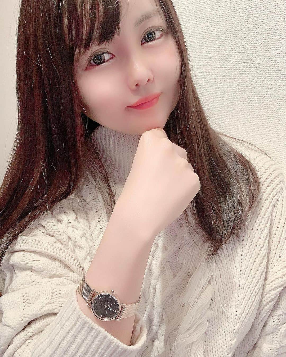 のインスタグラム：「・ ・ 「LIAKULEA」@liakulea_japan 様から素敵な時計が届きました🎁💕 ・ ハワイの星空をイメージして作られたブランド🌌✨ 今回、私はこちらの時計を選びました⌚️💕 ・ 星空フェイス×ゴールドベルトの可愛い時計😍❤️ ニットにもピッタリ🧶 可愛すぎてプレゼントにも最適です🥰 ・ ・ 10%割引クーポンコードをお付け致します🎟→「mizuhan79」 ※本日より1年間有効。 よかったらお使いください❤️ ・ ・ 🌹 ・ ・ #リアクレア #時計 #腕時計 #liakulea #ハワイ #手元くら部 #手元倶楽部 #きょコ #ファッション好きな人と繋がりたい #コスプレ#コスプレイヤー #エロスタグラム #水原乙 #インスタグラマー #インフルエンサー #好可爱 #卡哇伊 #可愛 #맞팔 #sexybody #sexyhot #instagravure #tagsforlikes #YouTube #YouTuber #japanesegirl #asianbeauty」