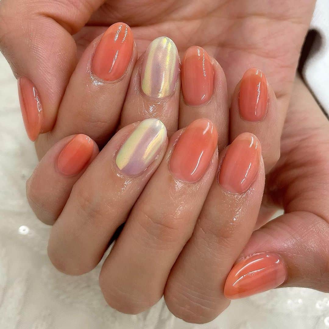 のインスタグラム：「🍊🍊🍊  clearorange💅🏻  オーロラのアクセントかわいい🤍  ビーズの指輪たくさんつけたいから、今回はシンプル💅🏻  クリアで割ってるから、ちゅるんとしてて、とっても気に入ってる🧡☺️  #ネイル #nail  #orangenail #オレンジネイル #オーロラネイル #auroranails  #シンプルネイル  #ちゅるんネイル  #クリアネイル #シースルーネイル  #大人ネイル #お洒落ネイル」
