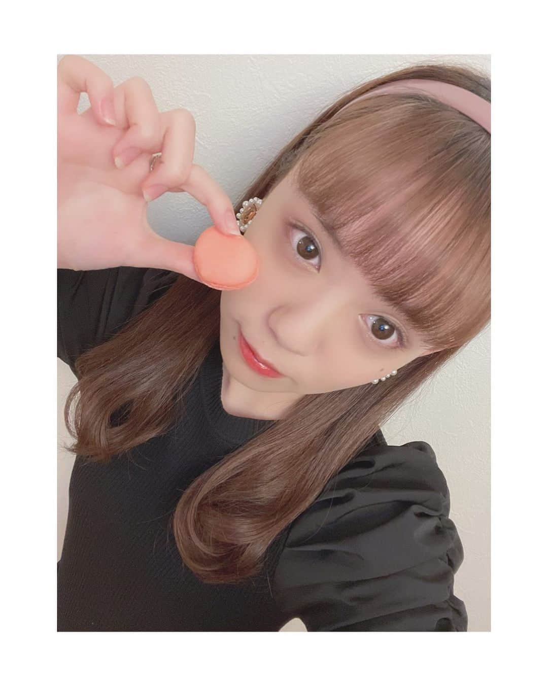 川瀬あやめ（ukka）さんのインスタグラム写真 - (川瀬あやめ（ukka）Instagram)「・﻿ Happy Valentine‪‪‪‪❤︎‬‪﻿ ﻿ 私はマカロンが大好きです！！﻿ ハートのマカロンかわいいでしょ〜﻿ Instagramのフォロワーさんが7000人超えたので﻿ この投稿でコメ返します︎︎︎︎☑︎﻿ 質問などあればコメントしてくださいね！﻿ できるだけお返事していきます🙏🏻﻿ ﻿ いつも投稿やストーリー見てくださってる皆さん﻿ ありがとう🙇🏻‍♀️💗﻿ ﻿ ﻿ #バレンタイン#マカロン#ピンク#7000人#インスタ#コメ返#川瀬あやめ#ukka」2月14日 17時40分 - ayame_kawase