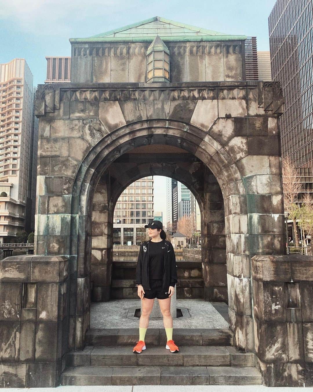 勝俣水稀さんのインスタグラム写真 - (勝俣水稀Instagram)「ㅤㅤㅤㅤㅤㅤㅤㅤㅤㅤㅤㅤㅤ ㅤㅤㅤㅤㅤㅤㅤㅤㅤㅤㅤㅤㅤ 皇居から見える夕焼けは、 忙しない東京で感じられる心の癒し。 ㅤㅤㅤㅤㅤㅤㅤㅤㅤㅤㅤㅤㅤ この日はクリーム色に近い薄いオレンジ。 真っ赤なのもいいけれど、優しい色も素敵。 ㅤㅤㅤㅤㅤㅤㅤㅤㅤㅤㅤㅤㅤ この時間に走るのが1番好きかもなぁ。 ㅤㅤㅤㅤㅤㅤㅤㅤㅤㅤㅤㅤㅤ #lolruncrew #皇居ラン ㅤㅤㅤㅤㅤㅤㅤㅤㅤㅤㅤㅤㅤ」2月14日 17時51分 - km_zukky