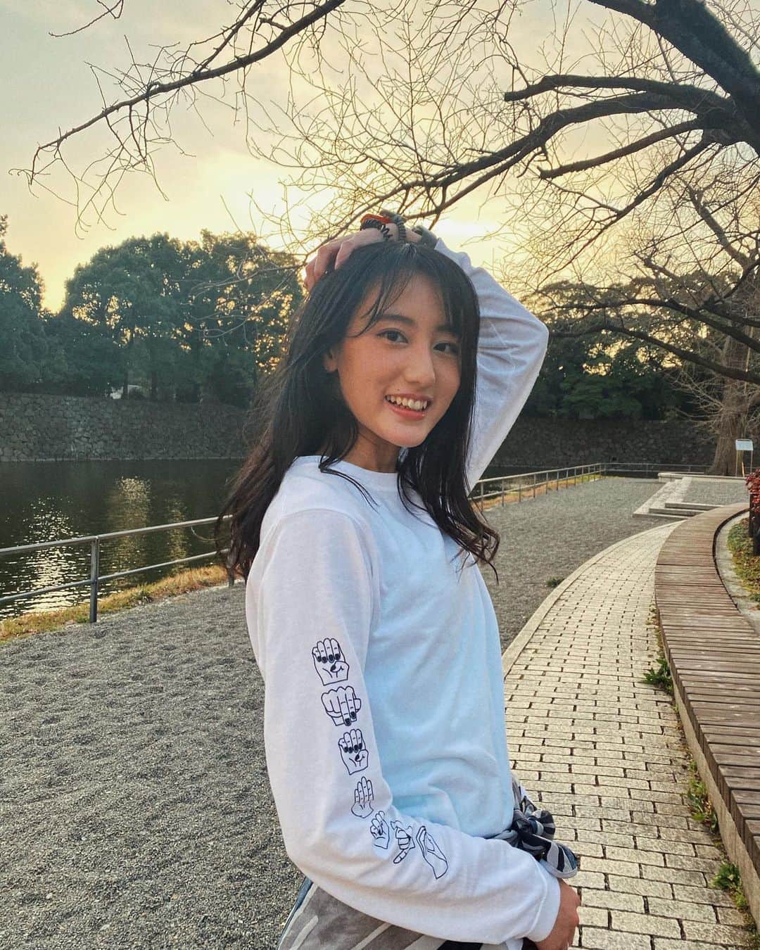 勝俣水稀のインスタグラム：「ㅤㅤㅤㅤㅤㅤㅤㅤㅤㅤㅤㅤㅤ ㅤㅤㅤㅤㅤㅤㅤㅤㅤㅤㅤㅤㅤ 皇居から見える夕焼けは、 忙しない東京で感じられる心の癒し。 ㅤㅤㅤㅤㅤㅤㅤㅤㅤㅤㅤㅤㅤ この日はクリーム色に近い薄いオレンジ。 真っ赤なのもいいけれど、優しい色も素敵。 ㅤㅤㅤㅤㅤㅤㅤㅤㅤㅤㅤㅤㅤ この時間に走るのが1番好きかもなぁ。 ㅤㅤㅤㅤㅤㅤㅤㅤㅤㅤㅤㅤㅤ #lolruncrew #皇居ラン ㅤㅤㅤㅤㅤㅤㅤㅤㅤㅤㅤㅤㅤ」