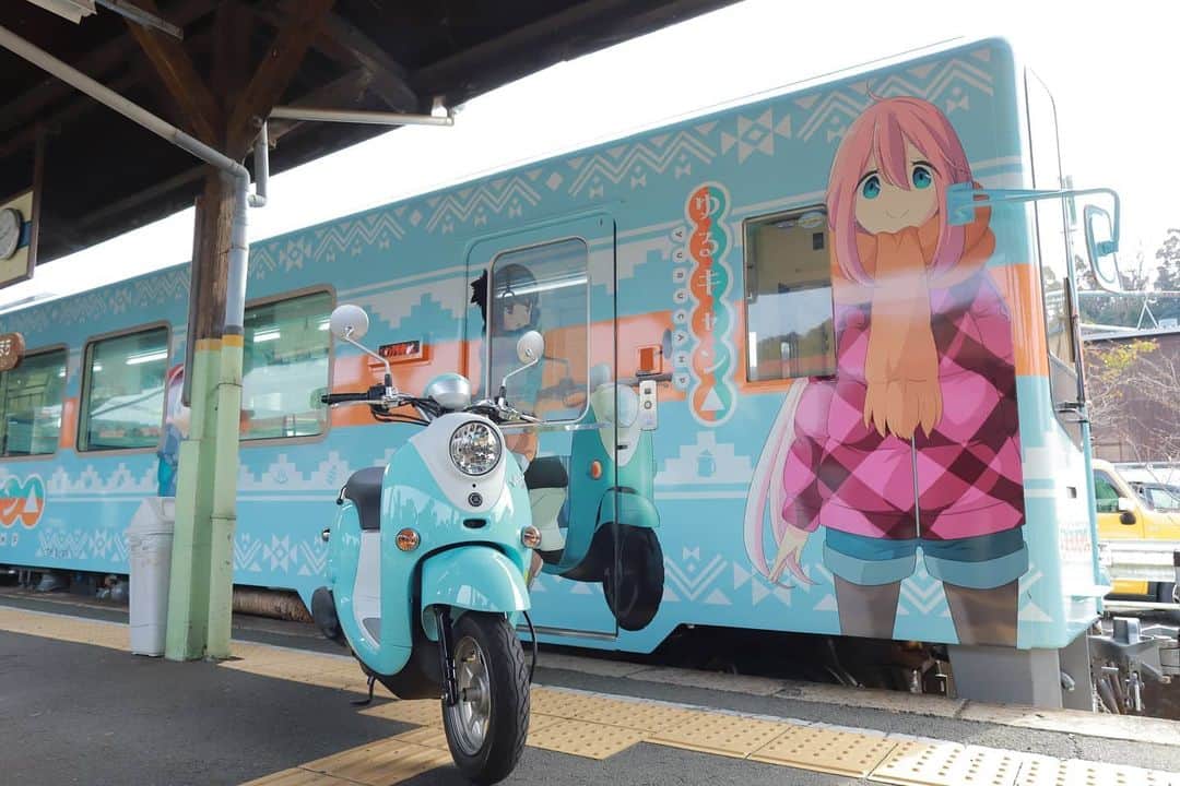 ヤマハ バイクさんのインスタグラム写真 - (ヤマハ バイクInstagram)「天竜浜名湖鉄道「天竜二俣駅」にて、『ゆるキャン△』ラッピング列車の初運行を、志摩リンモデルのビーノと一緒にお見送りしてきました！おそろいの水色カラーが可愛い一両編成の列車🚃8月末までの運行予定とのことです。 ﻿ #YAMAHAが美しい #ゆるキャン #yurucamp #vino #yamahavino #ヤマハビーノ #志摩リン #天竜浜名湖鉄道 #天浜線 #天竜二俣駅 #scooter #mototrip #motosunset #instascooter #バイクのある生活 #バイクのある風景 ﻿ ※特別な許可を得てホームに車両を設置し、撮影を行いました。」2月14日 17時44分 - yamaha_bike