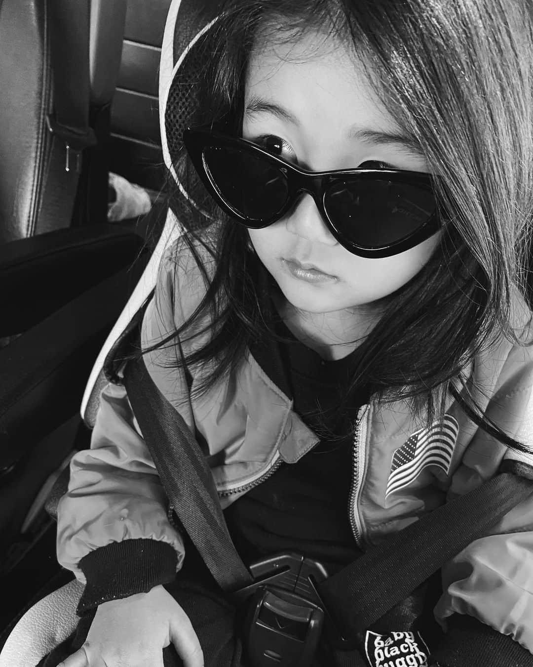 のインスタグラム：「Happy Valentine day❤️❤️❤️  将来、あなたは何個チョコレート🍫もらえるのかなっ？ やいちゃうわ😤💔笑  ジョアンと一緒に ガトーショコラ作り🍫  サクッとふわふわ美味しく できてみんなでおやつTimeに いただきましたー☕️🍫  最近、パパの真似して 出かける時はこのサングラス🕶 付けてはるんやけど イキりすぎやわぁ😎😂」